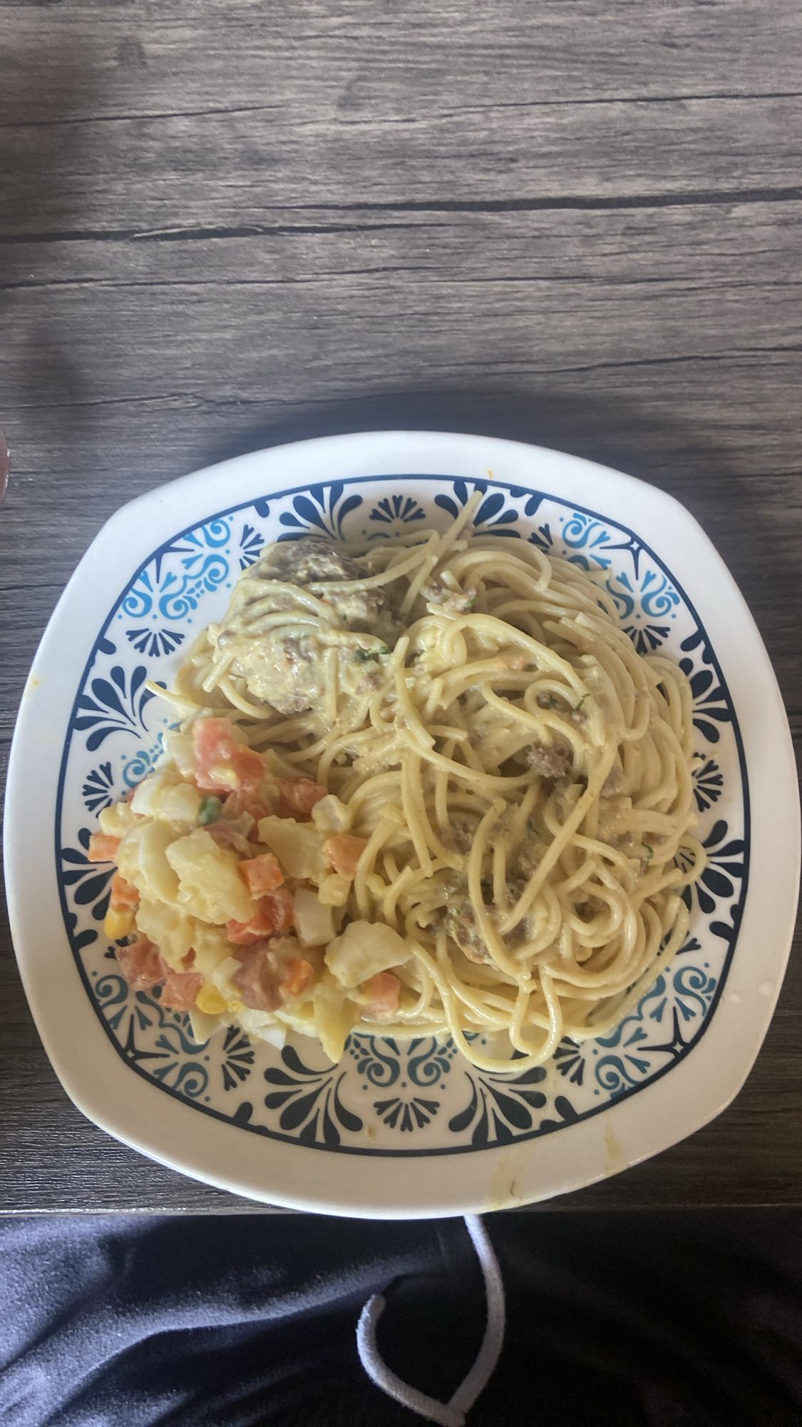 espaguetis con albóndigas y ensalada