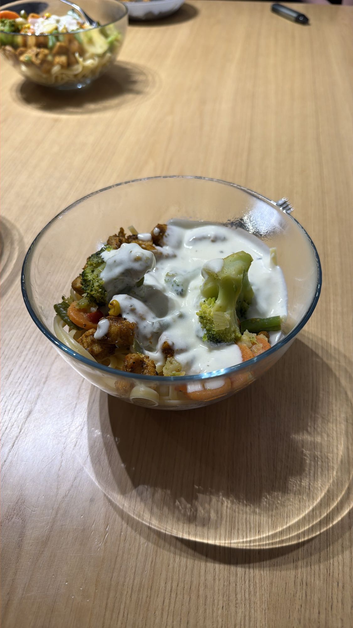 makaron z warzywami i sosem