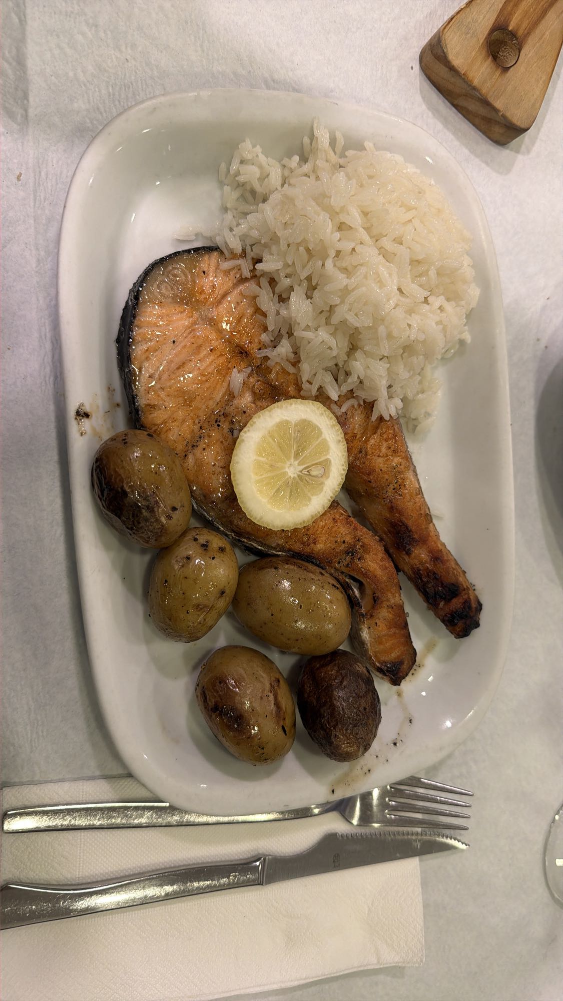 Salmón con arroz y patatas
