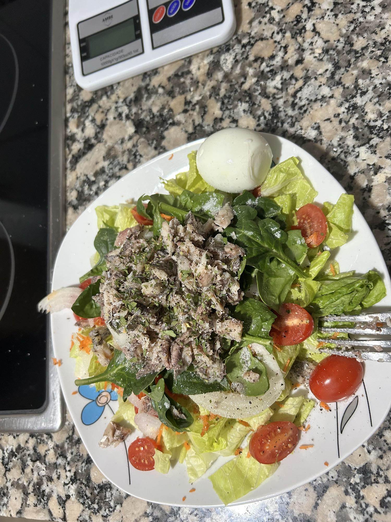 Ensalada con sardina y huevo