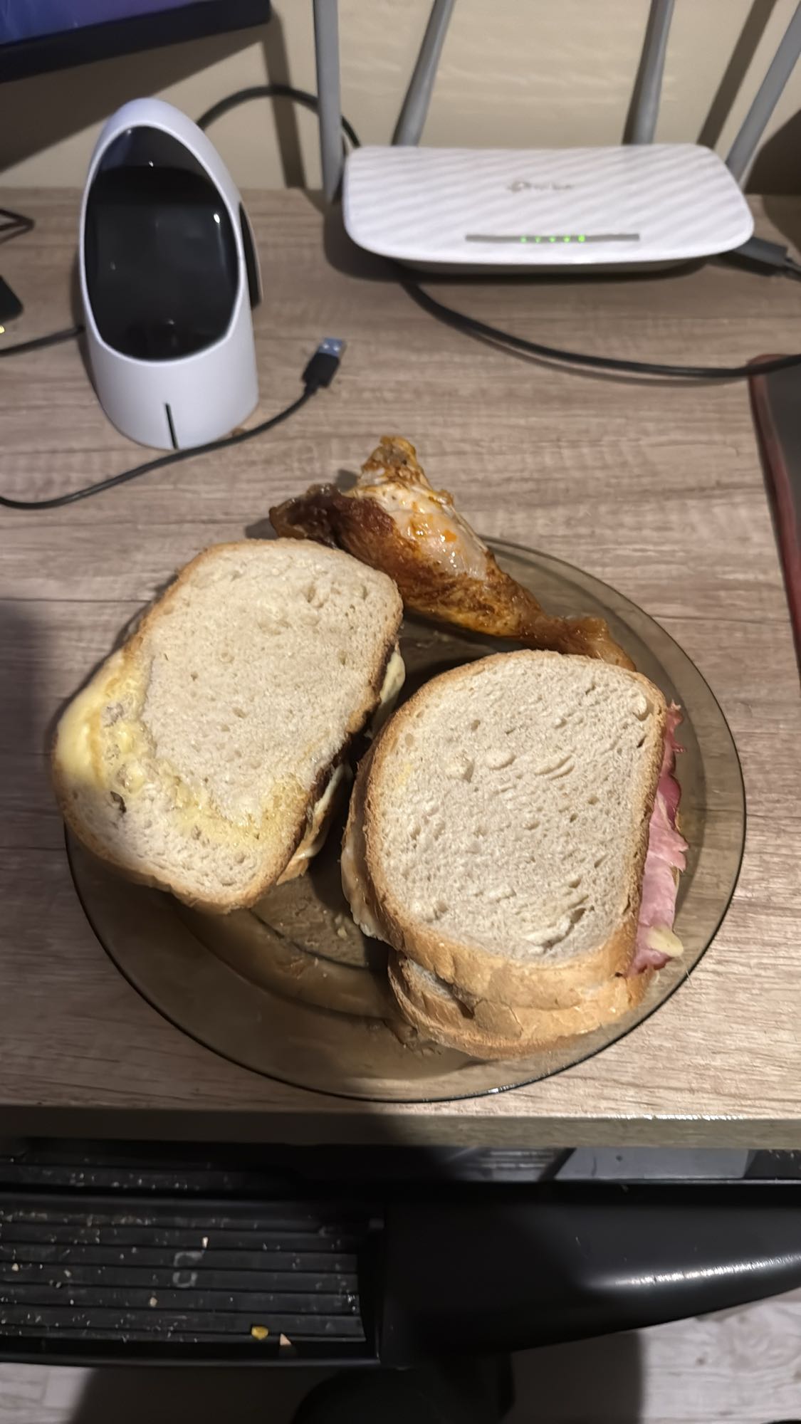 Kanapki z szynką i serem oraz pałka z kurczaka