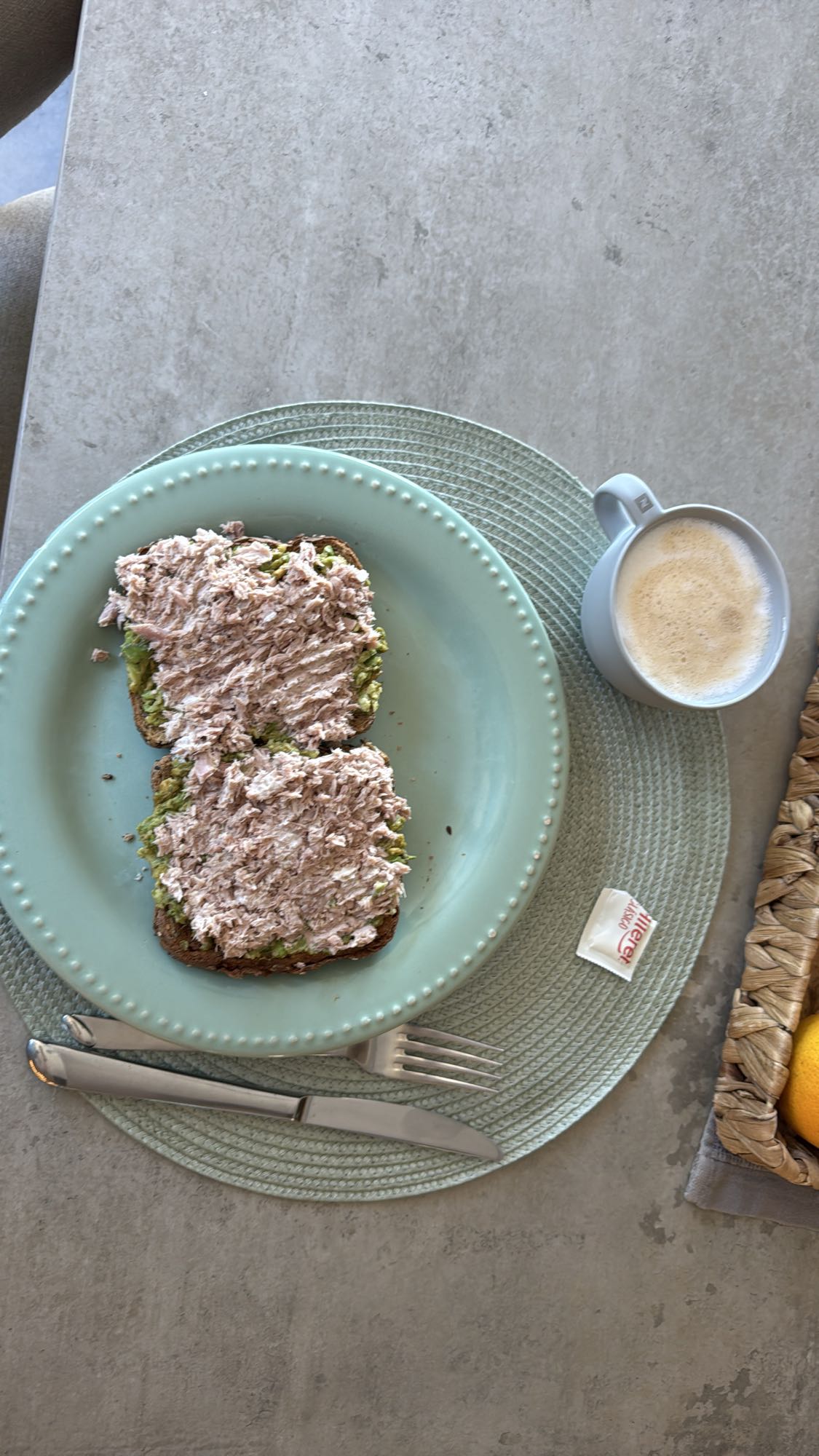 Tostadas de atún y aguacate