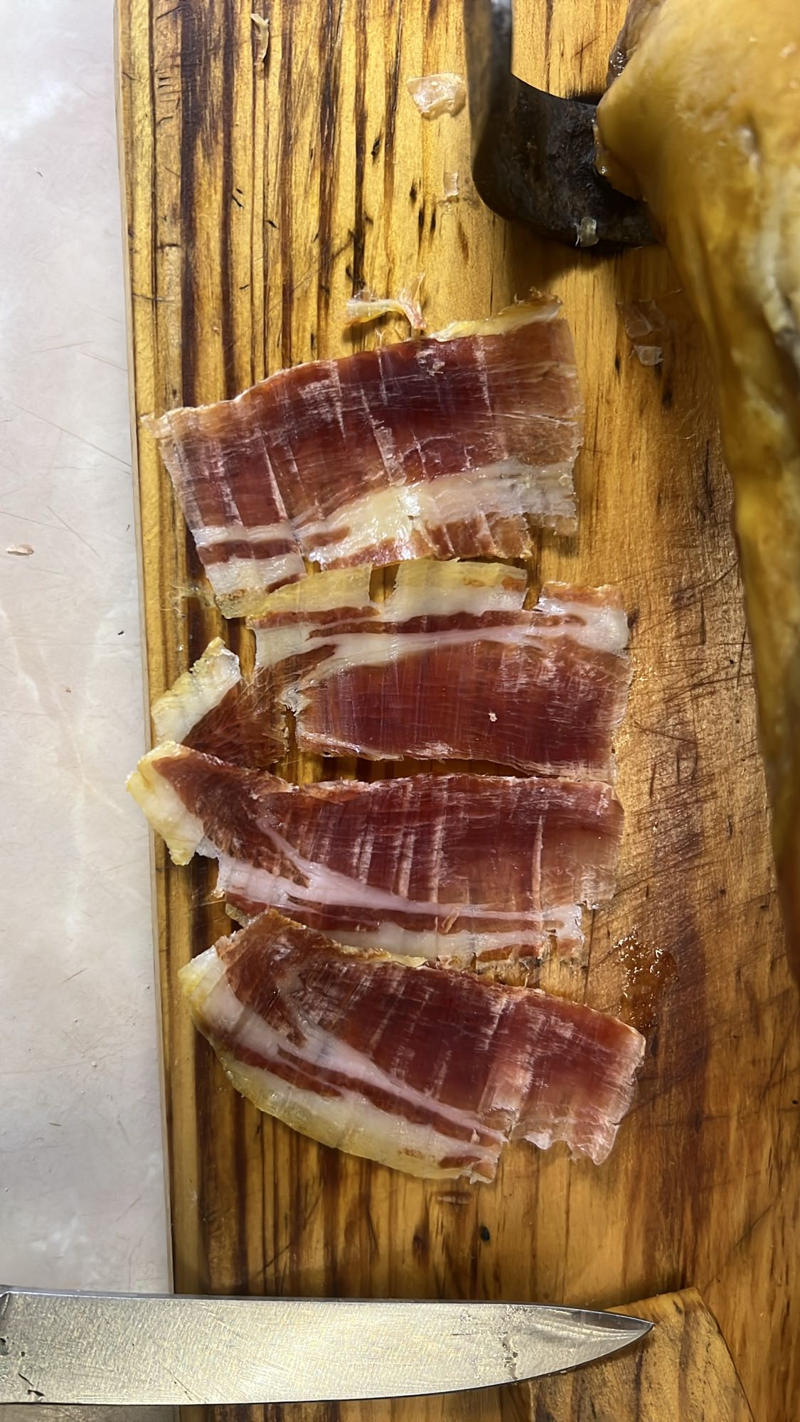 Jamon crud pe platou