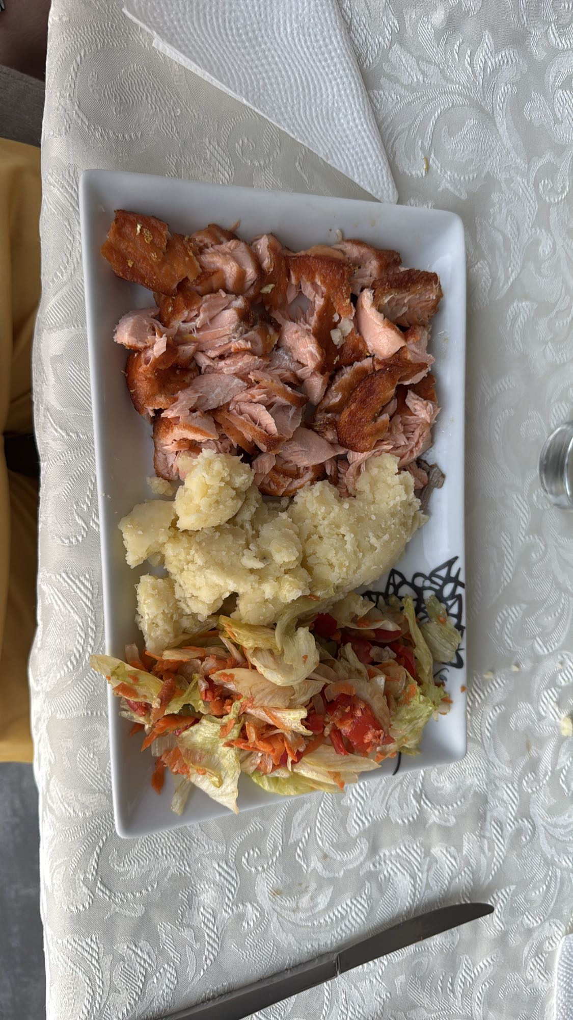 Salmón con ensalada