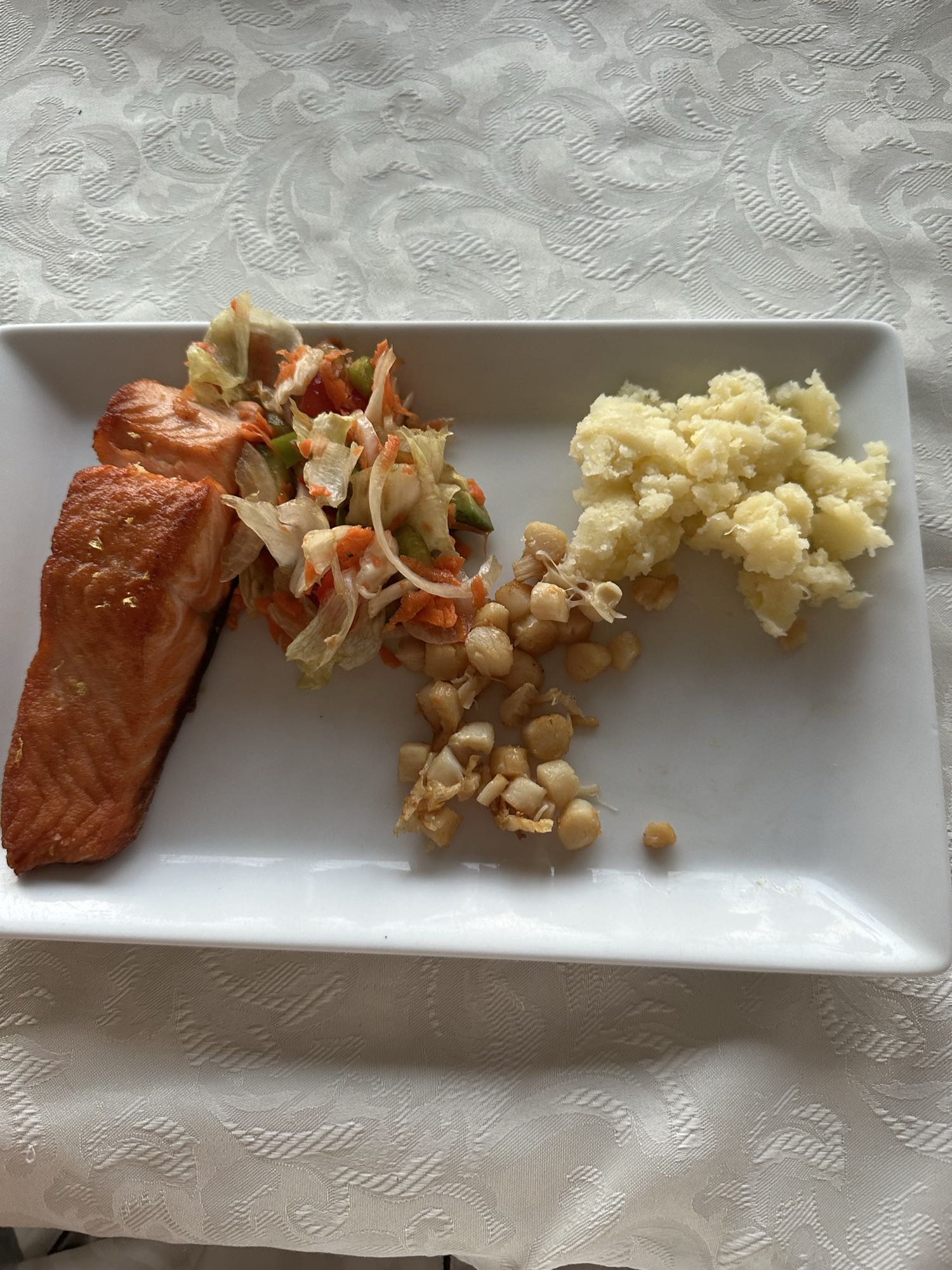 Salmón con ensalada y papas