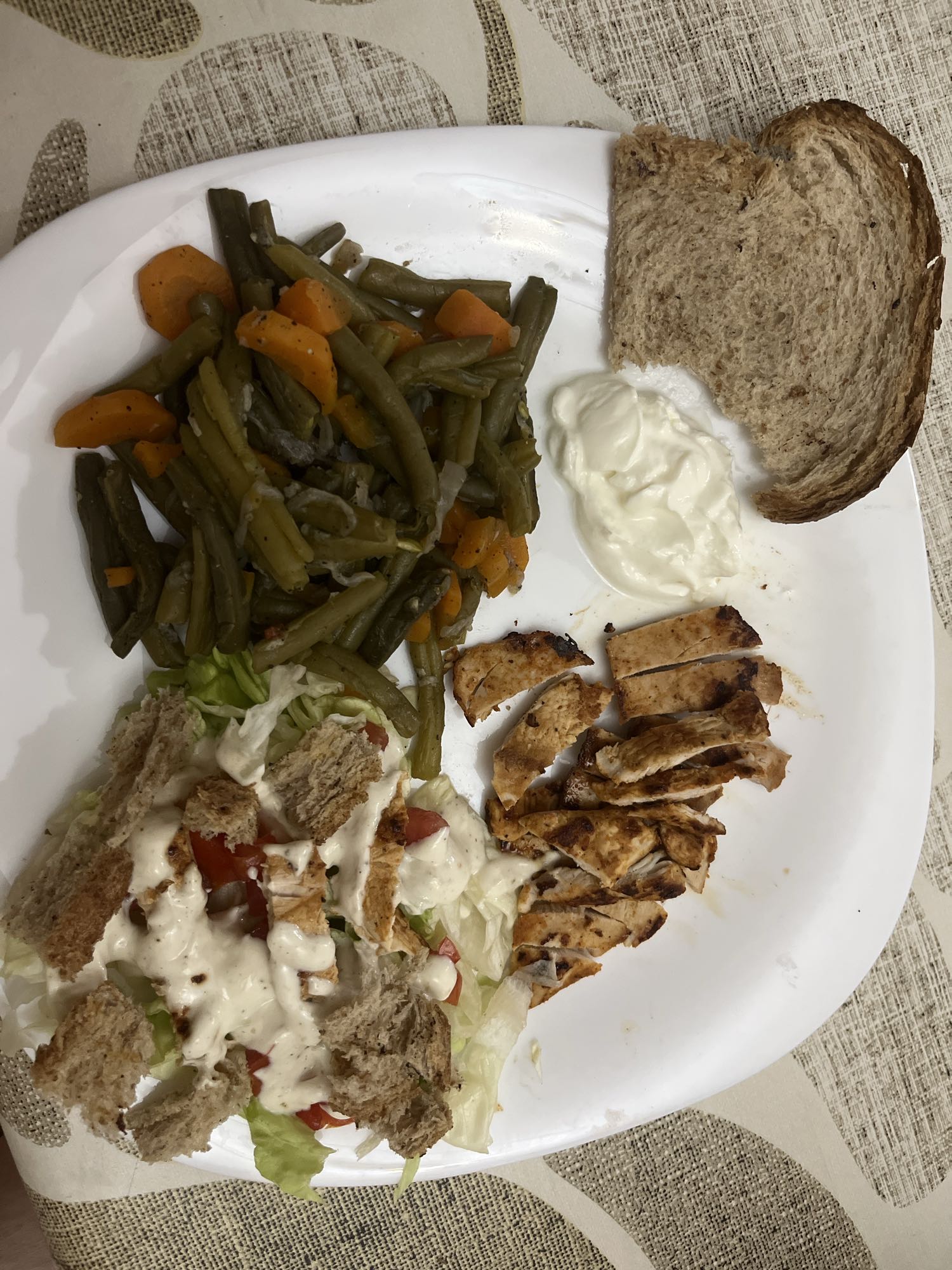 Salade poulet et légumes