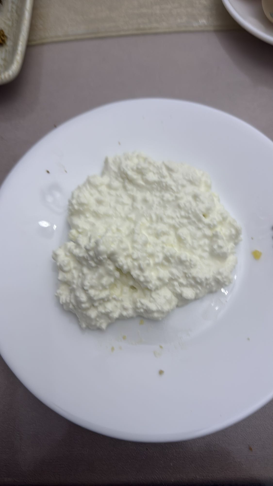 Творог на тарелке