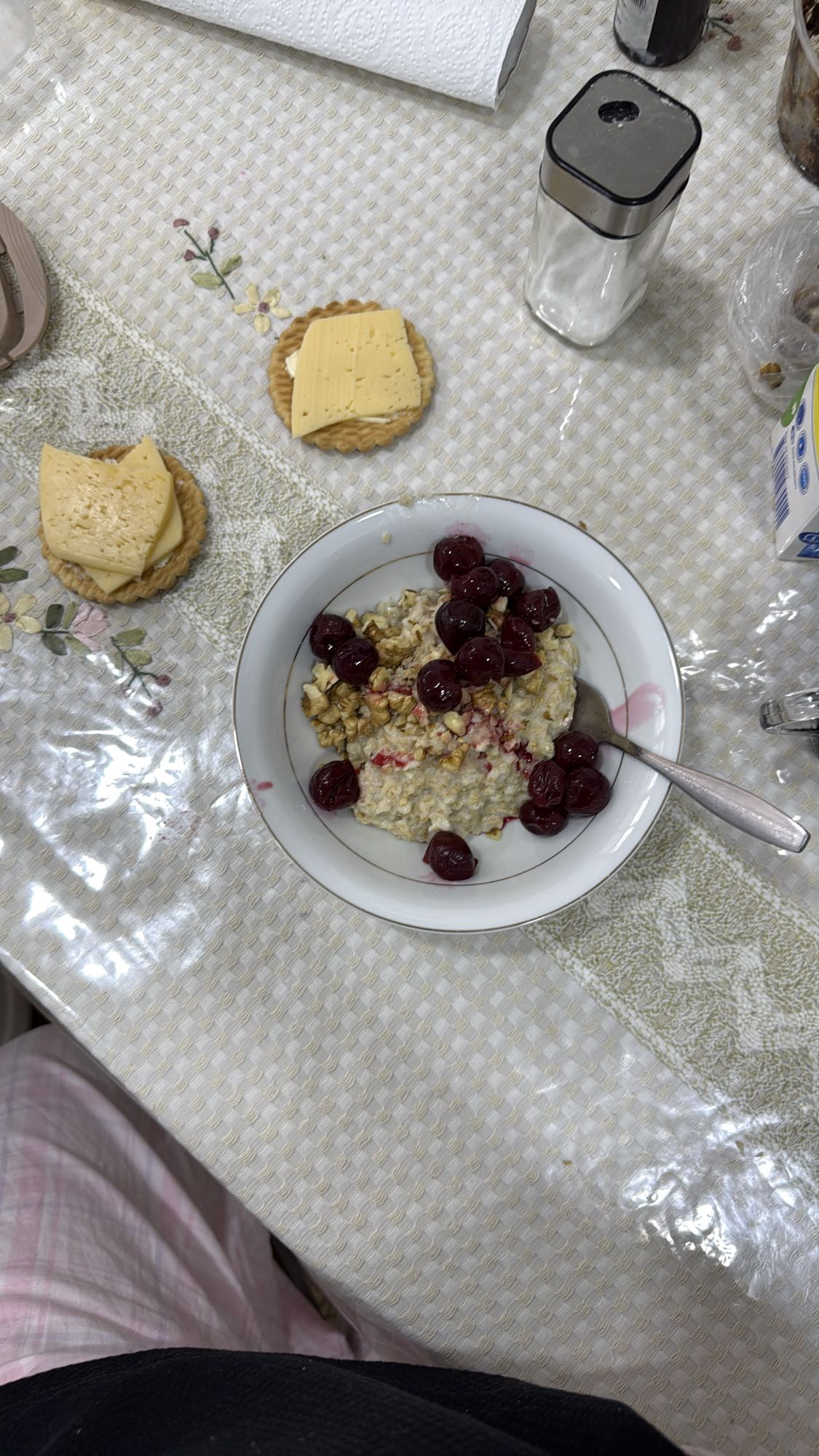 овсянка с вишней и крекерами