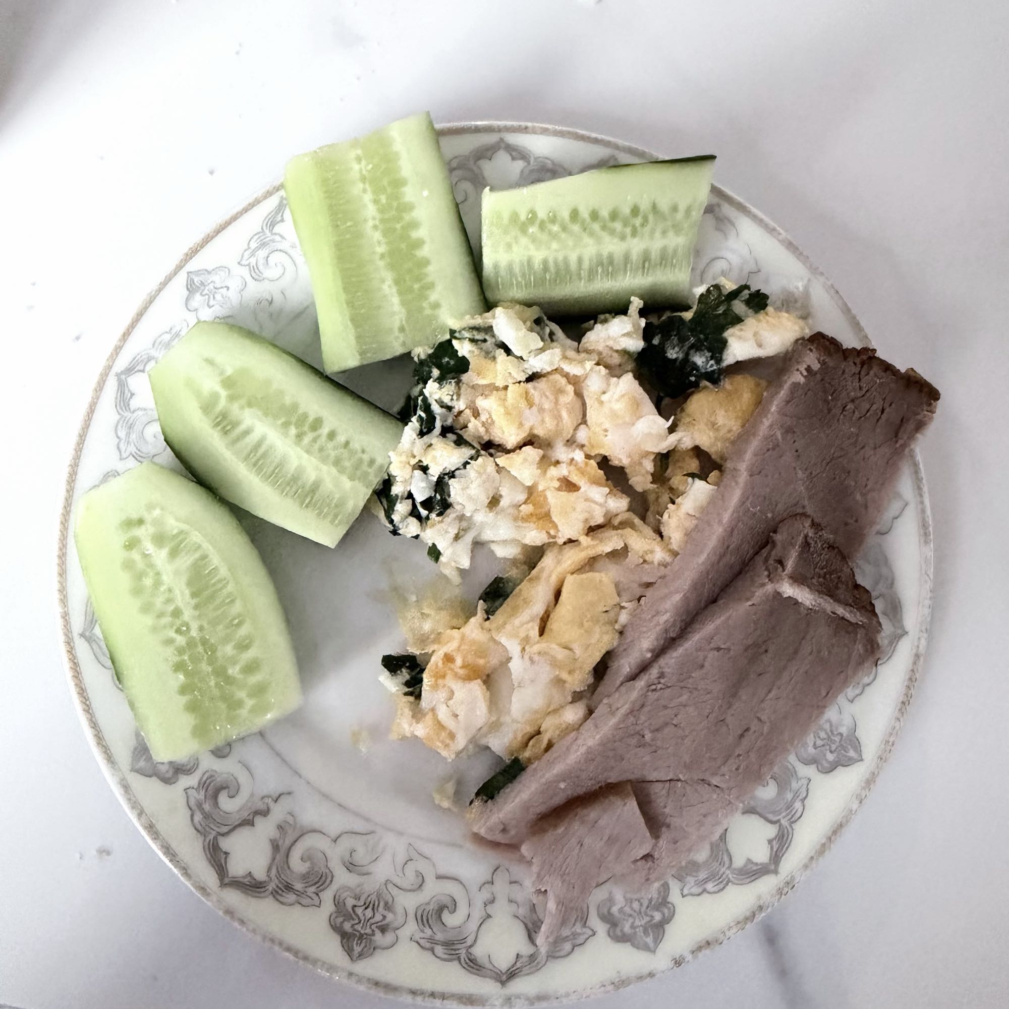 Яйца, копченно-вяленая говядина и огурец