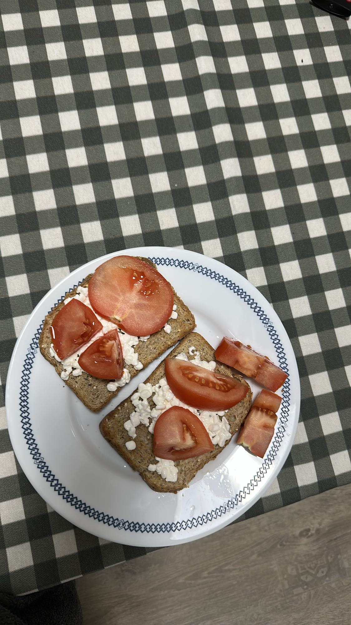 Tostadas integrales con tomate y requesón