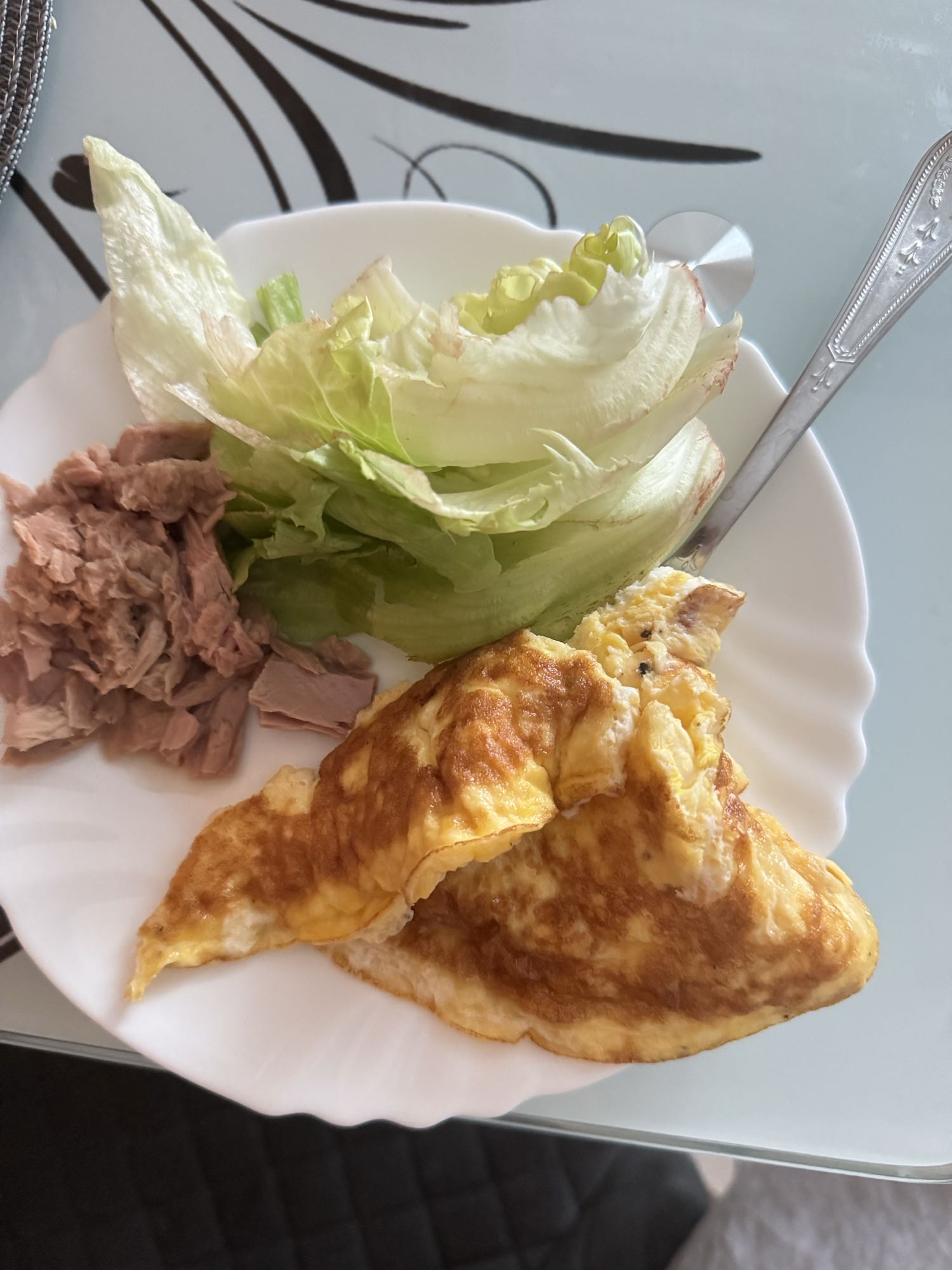 Омлет з тунцем і салатом