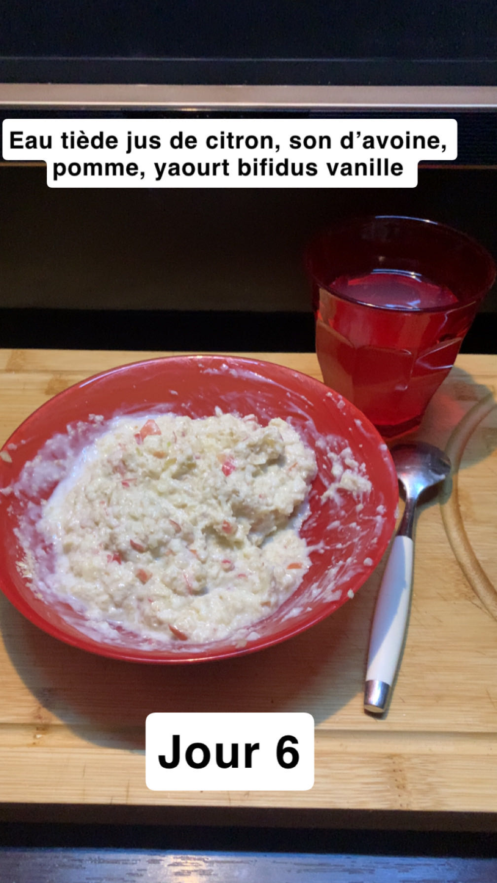 Petit-déjeuner yaourt pomme