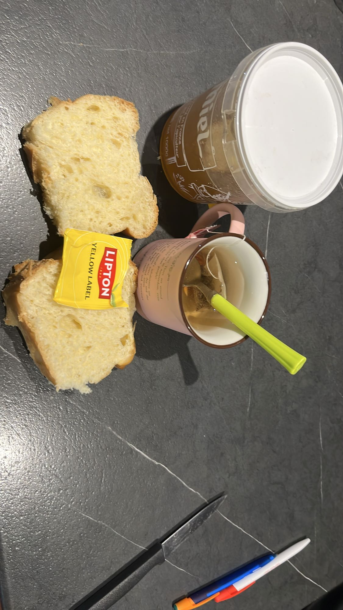 Petit-déjeuner thé et brioche