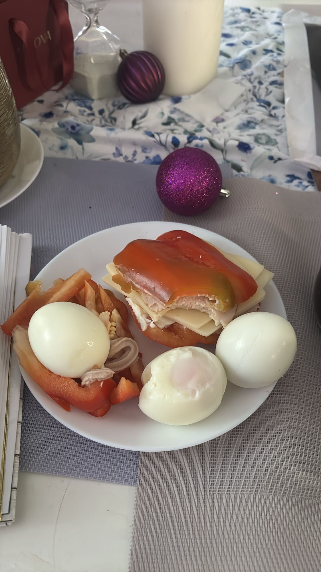 Jajka i papryka z szynką