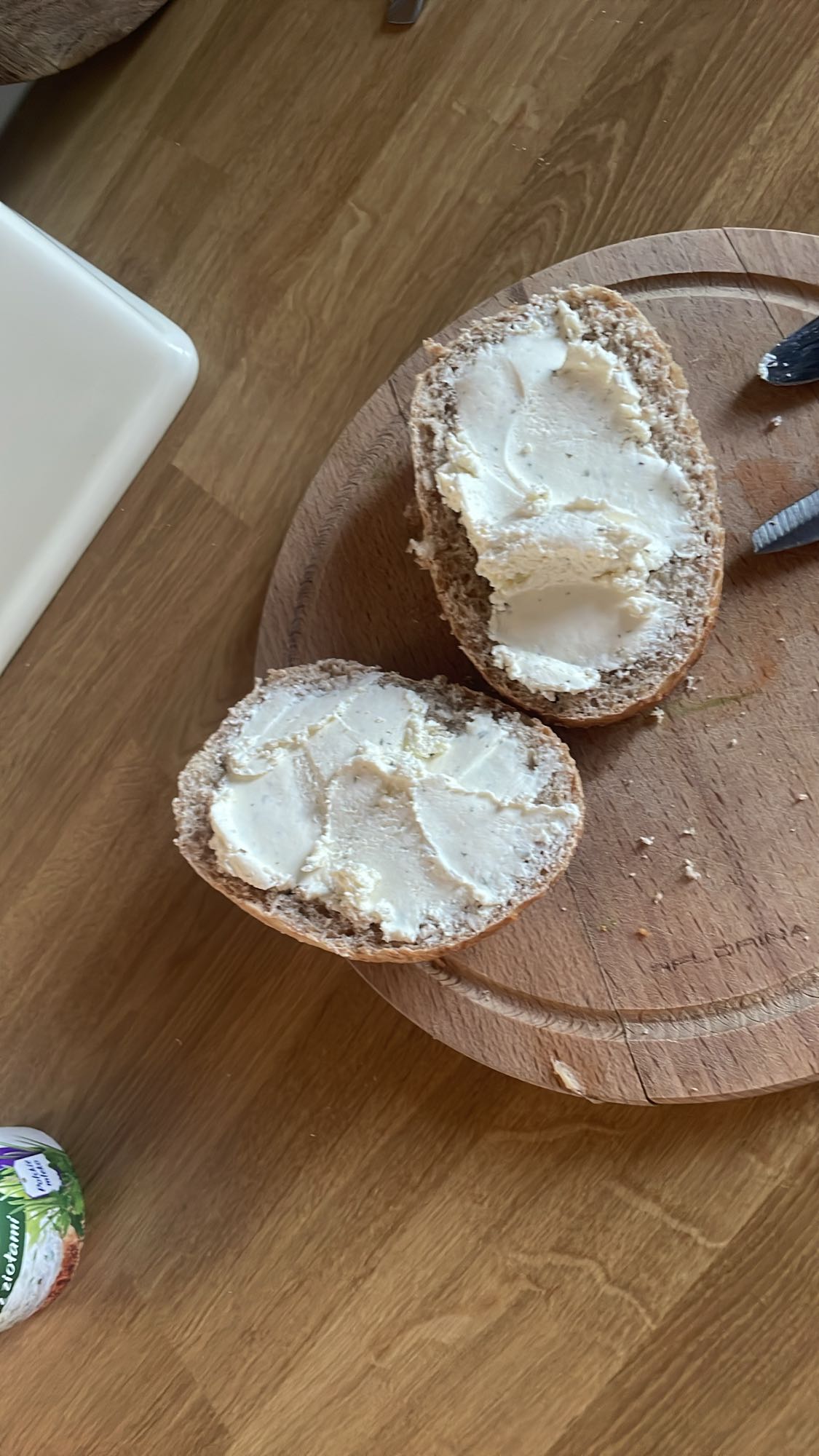 Bułka z serkiem śmietankowym