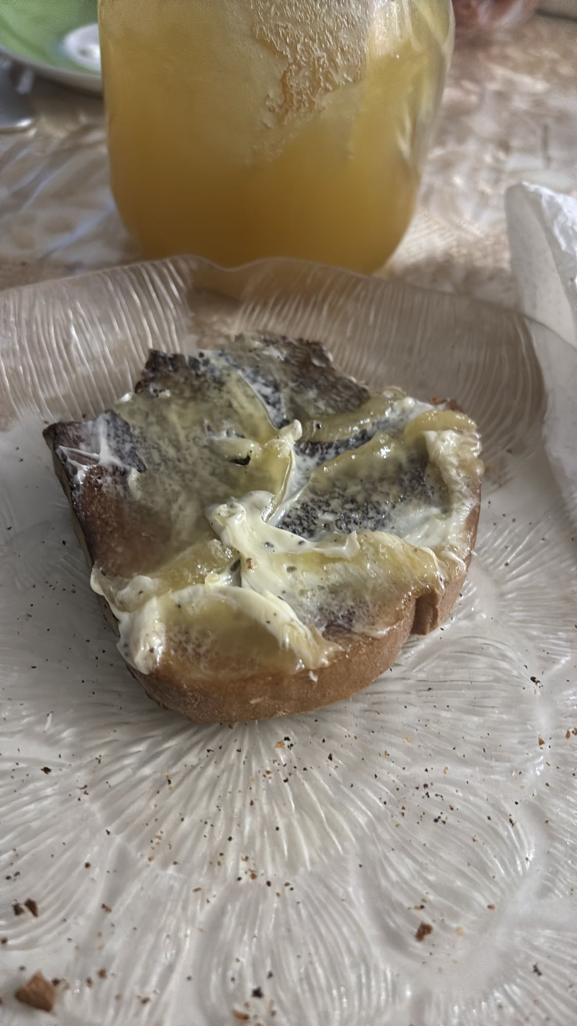 Bröd med smör och honung