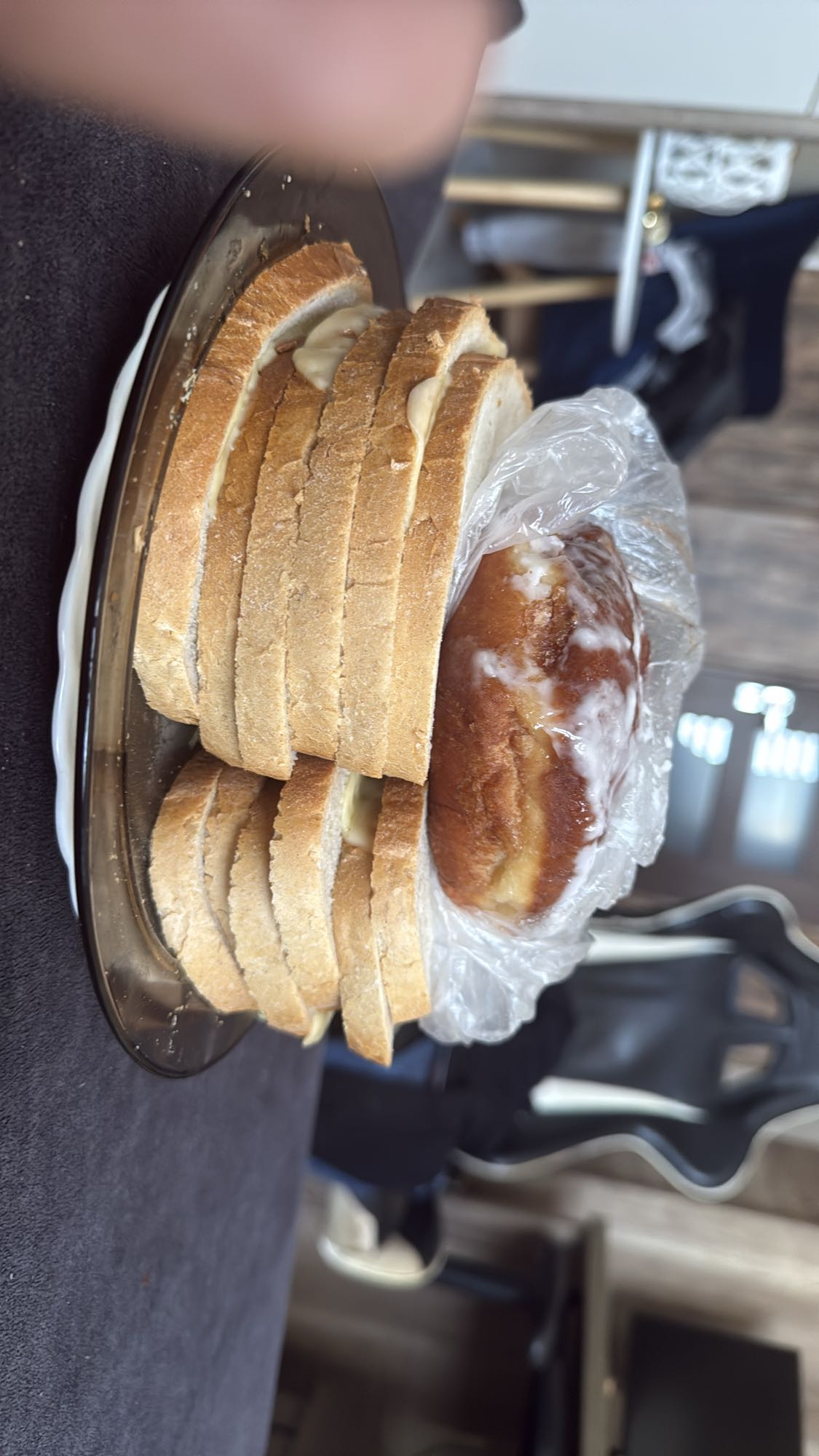 Chleb z serem i pączek