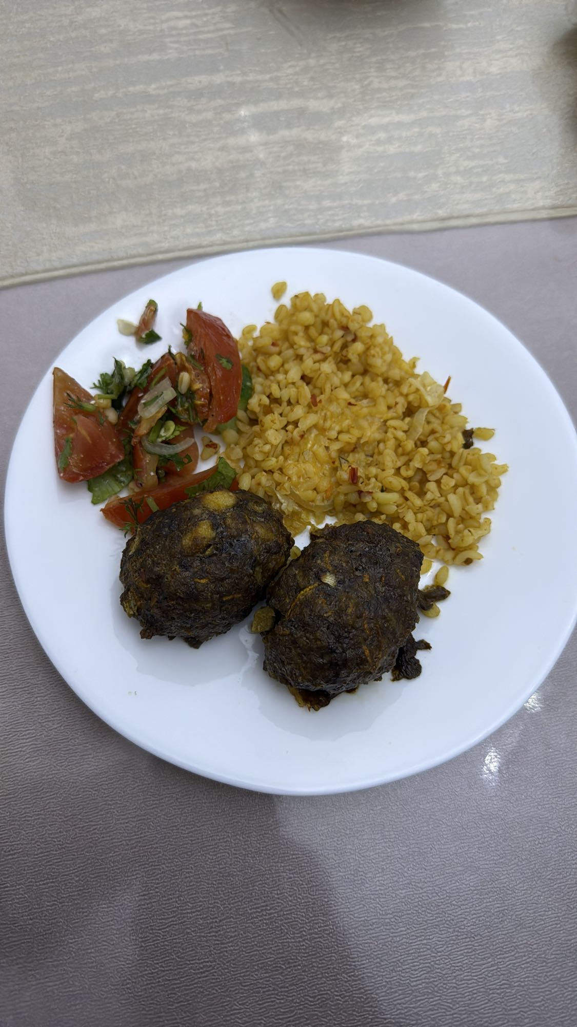 гречка с котлетами и салатом