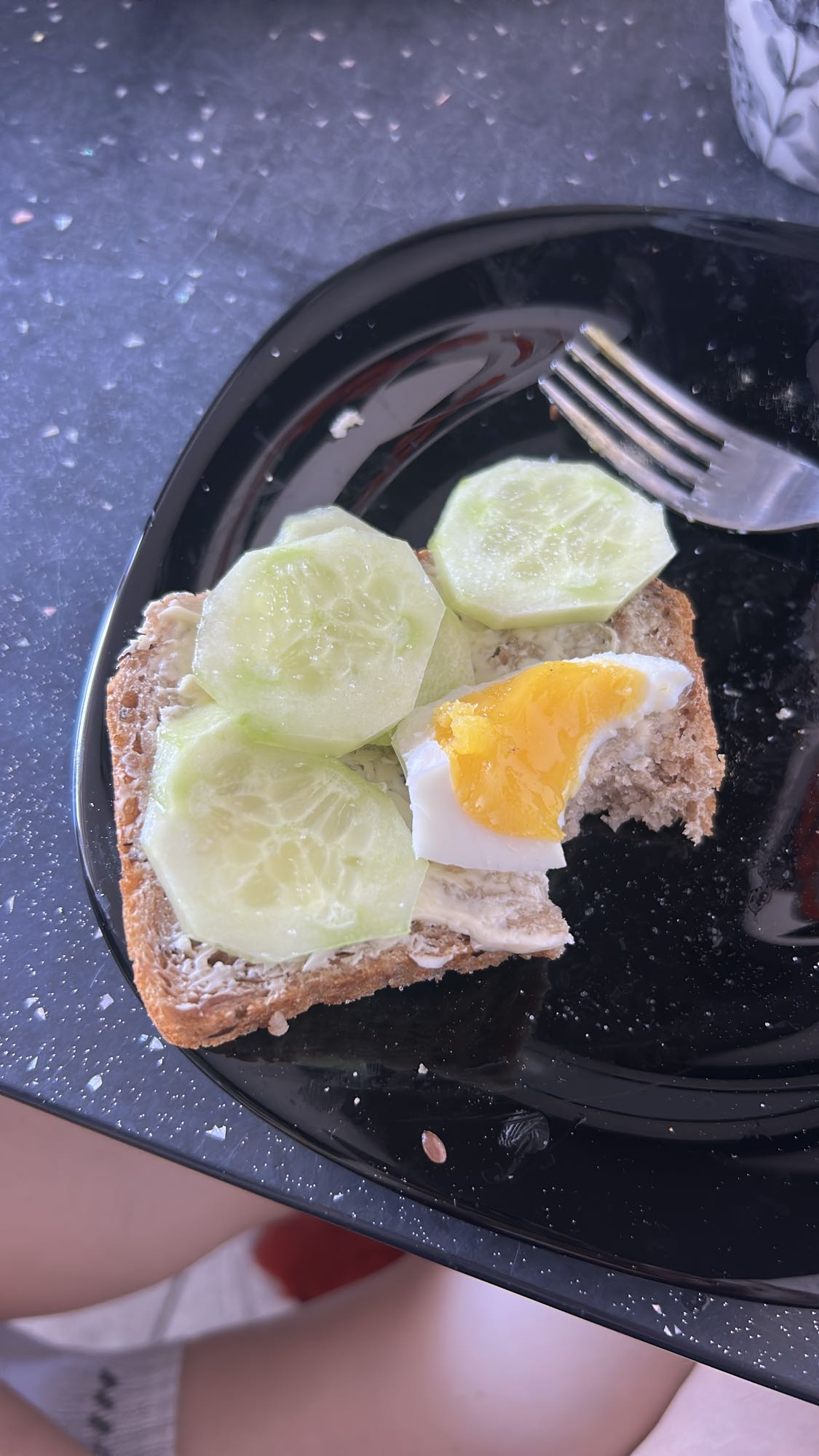 Kanapka z jajkiem i ogórkiem