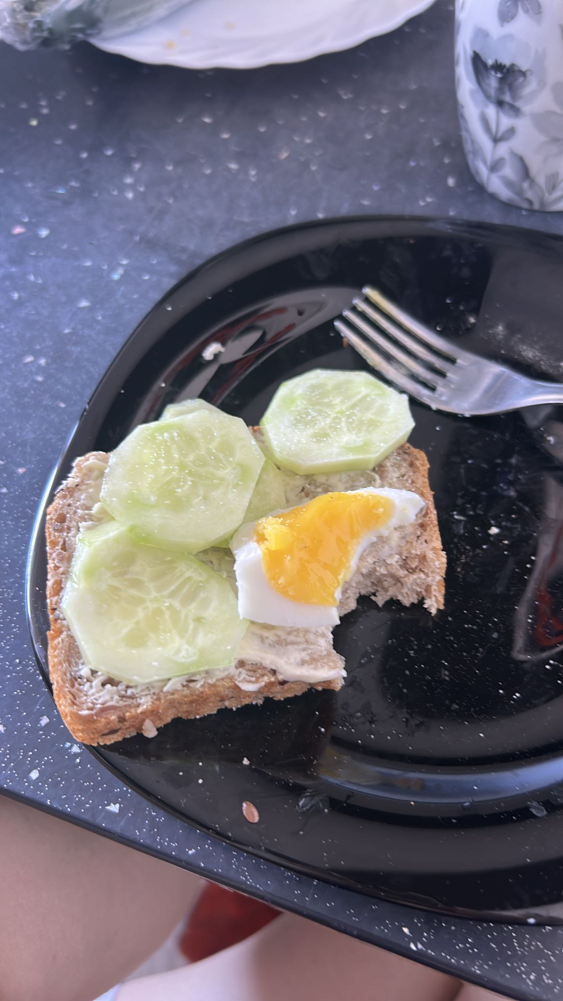 Kanapka z jajkiem i ogórkiem