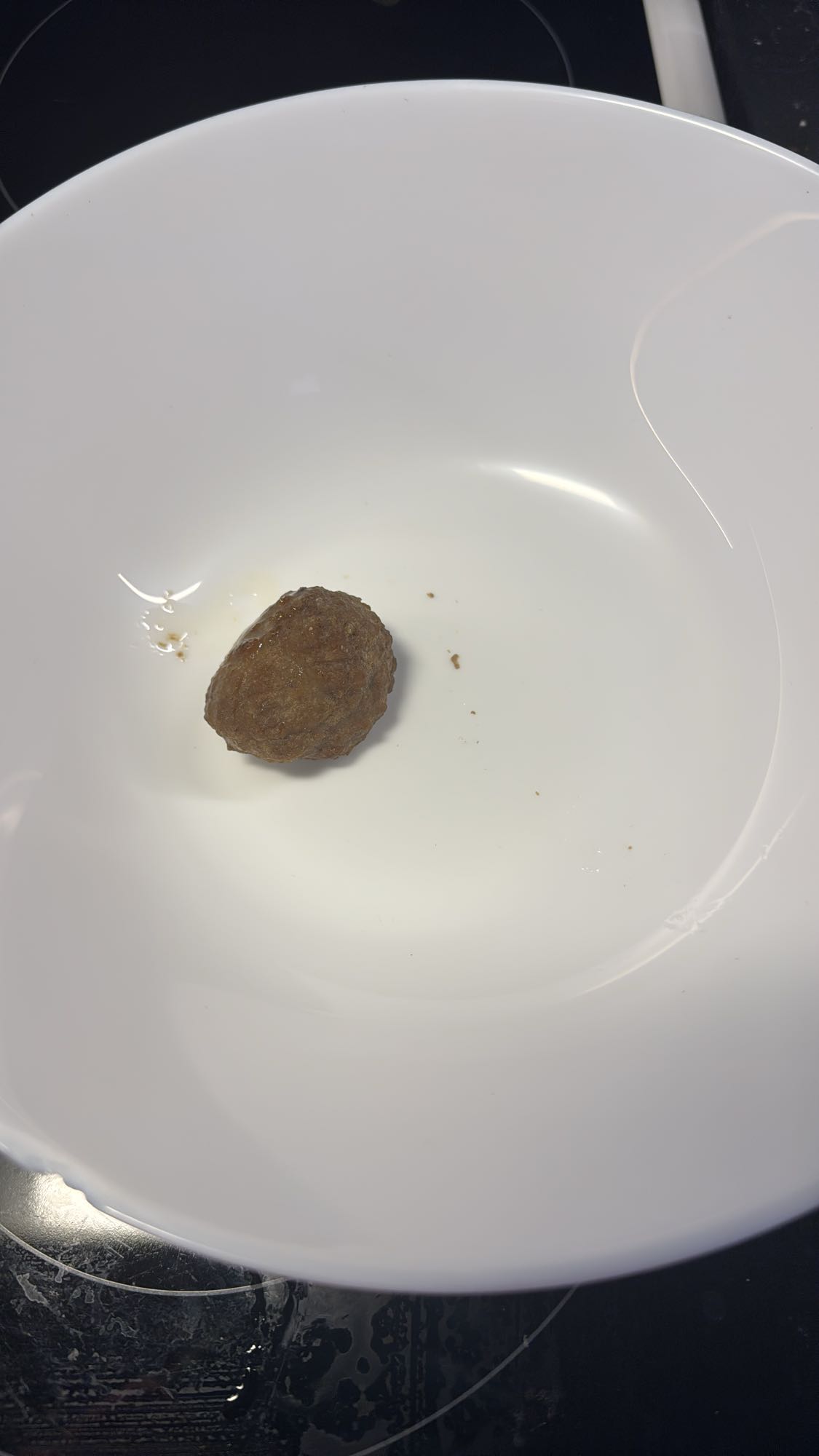 En köttbulle i skål