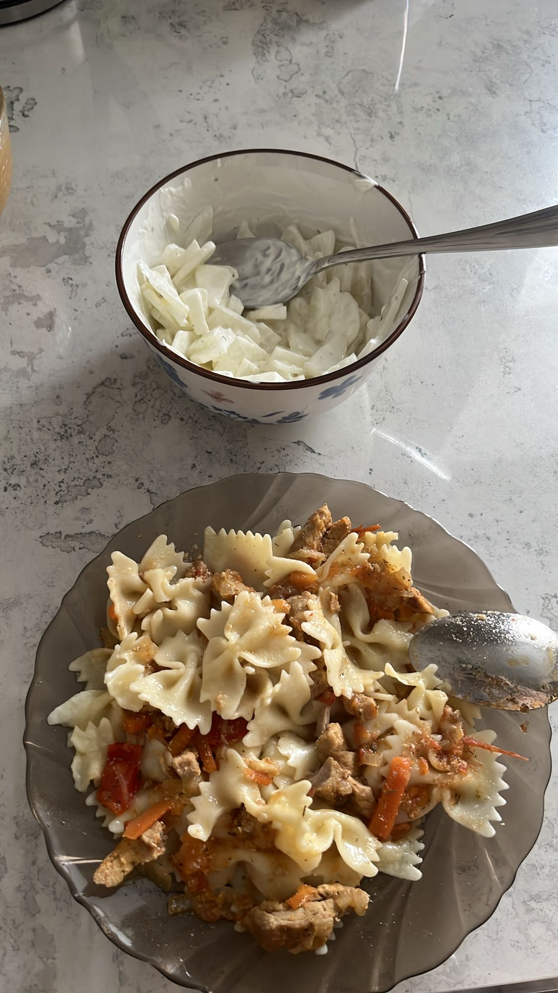 паста с мясом и салат