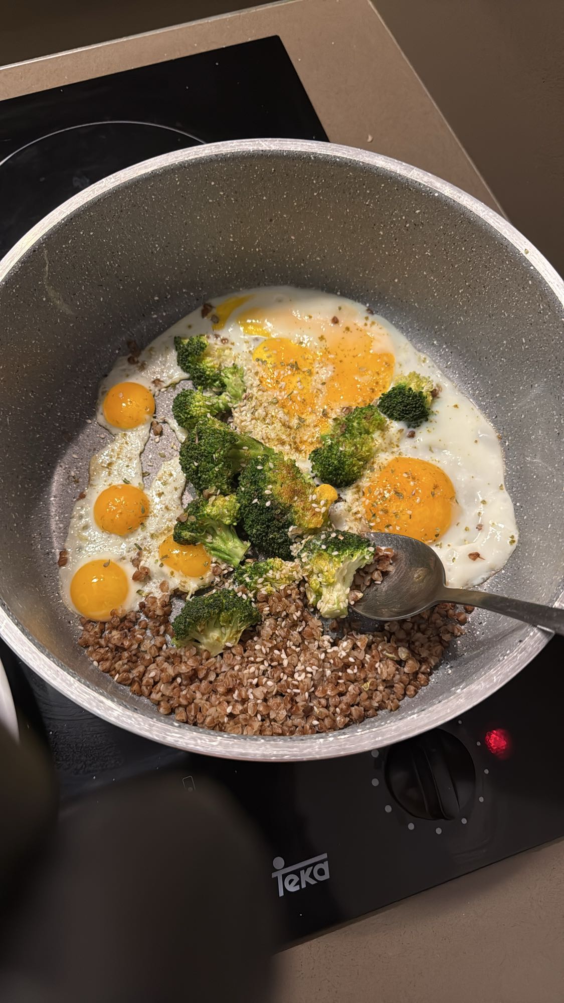 Eggs with buckwheat & broccoli