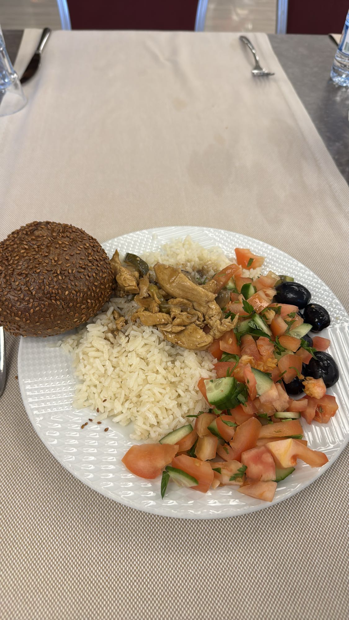 Курица с рисом и салатом