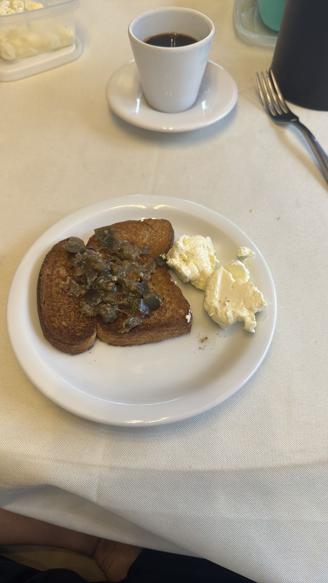 Torradas com queijo e berinjela
