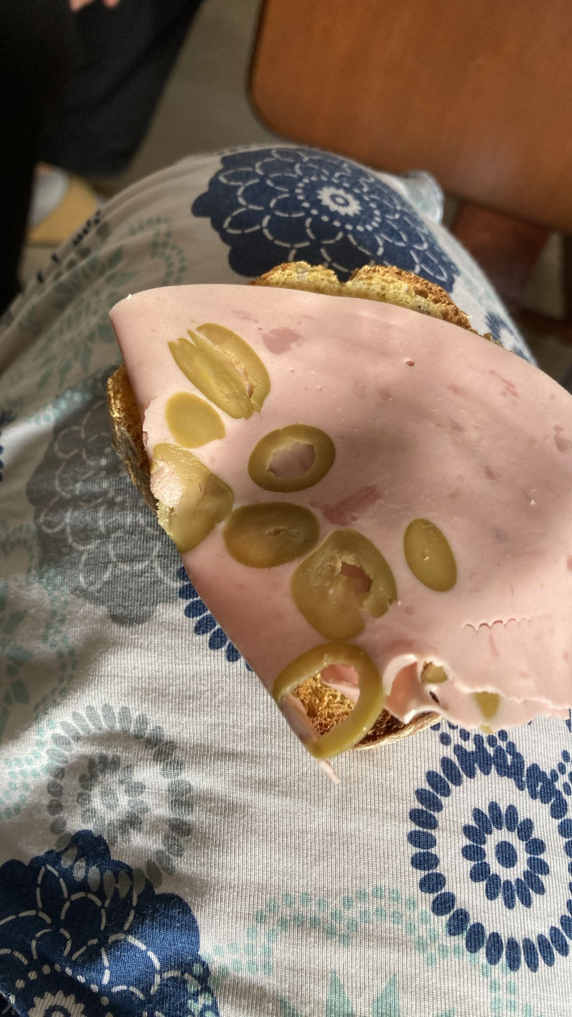 Smörgås med skinka och oliver