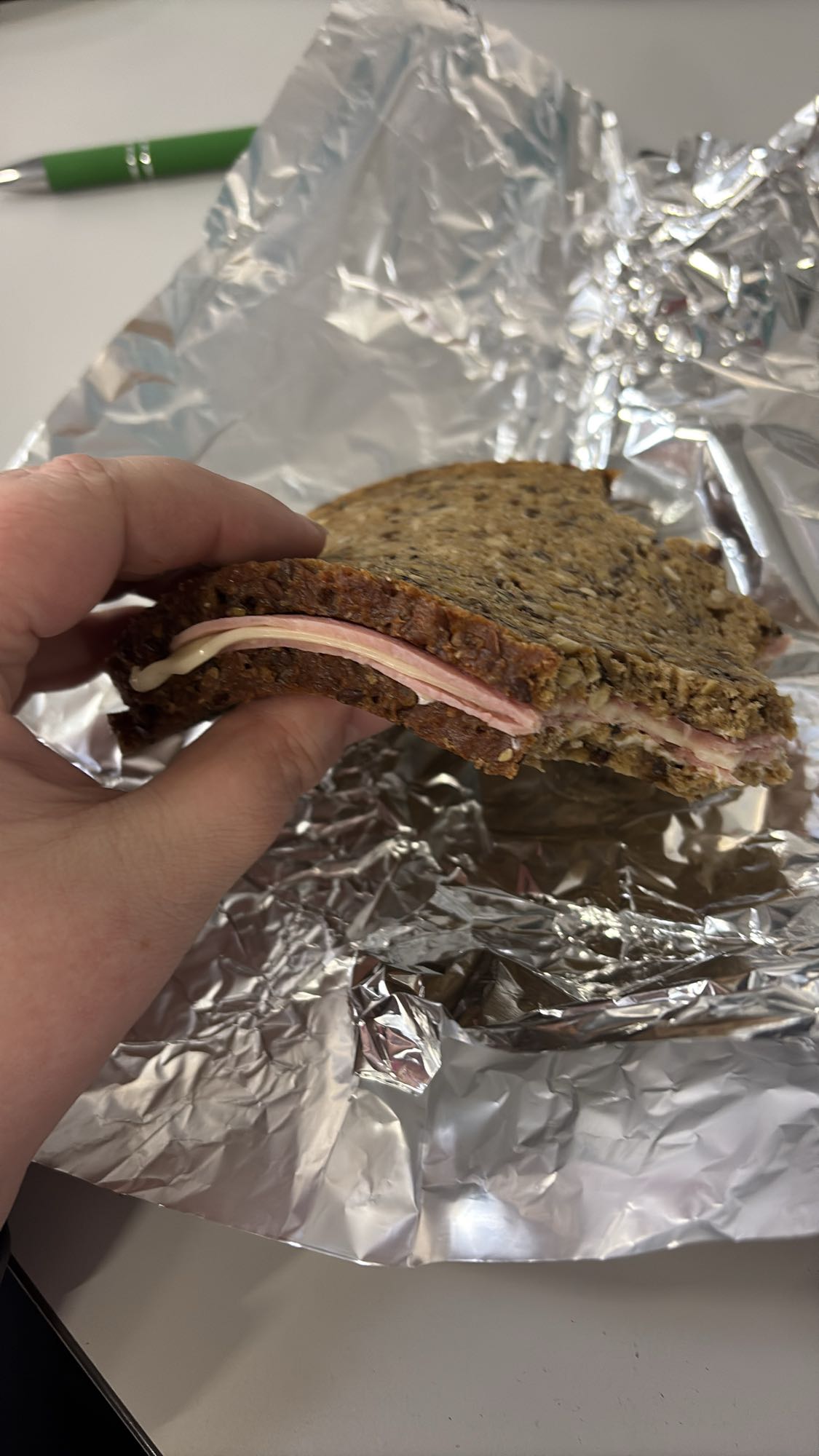 Sandviș cu șuncă și brânză