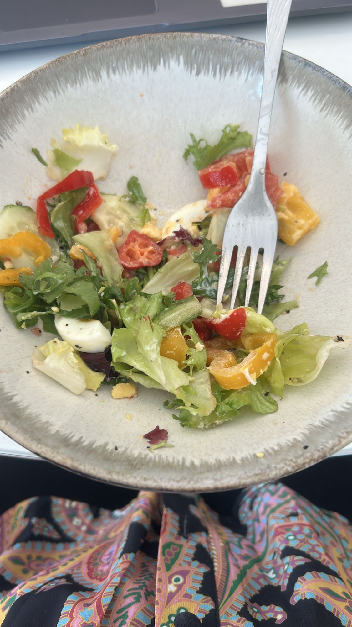 sałatka z warzywami i jajkiem