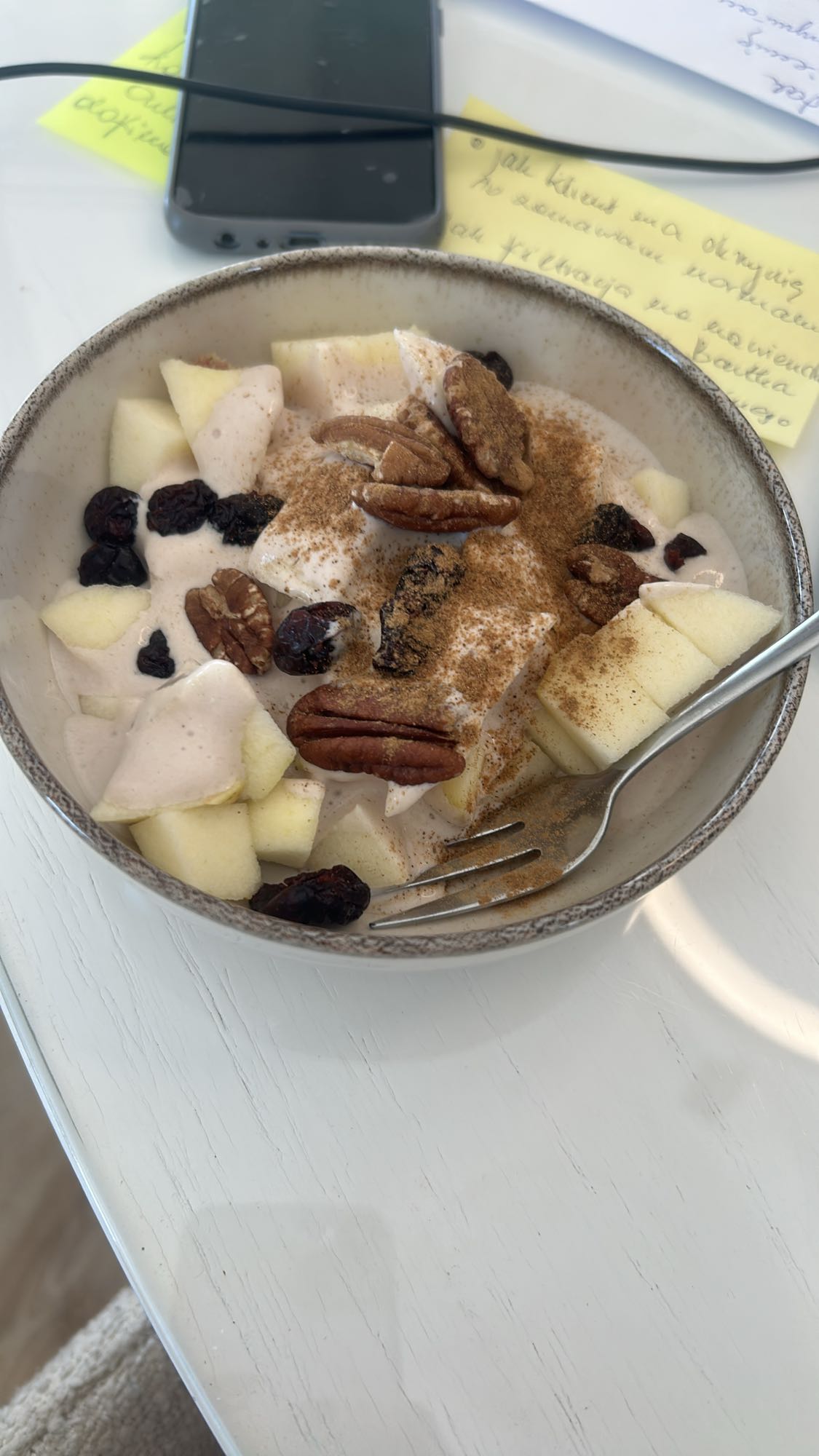 Jogurt z jabłkiem i orzechami