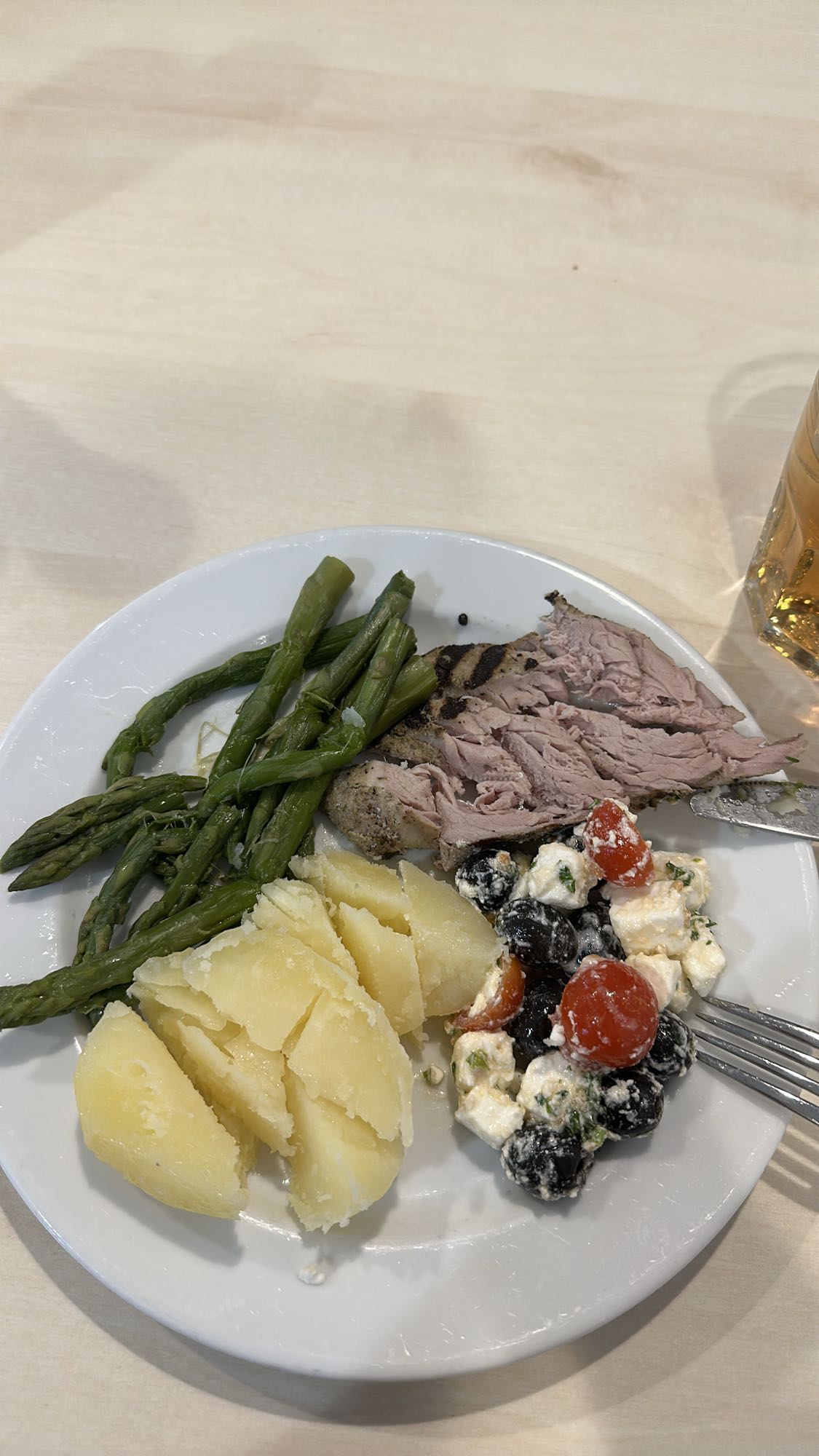 Мясо с овощами и салатом