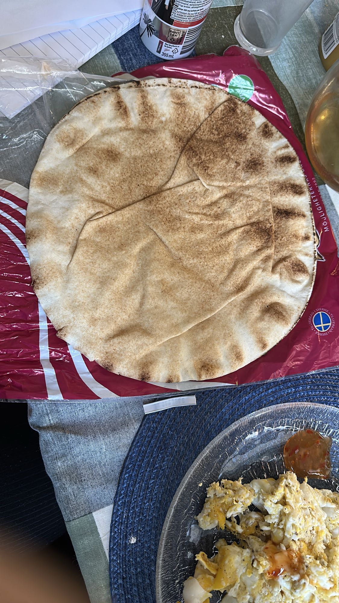 Pitabrod med äggröra