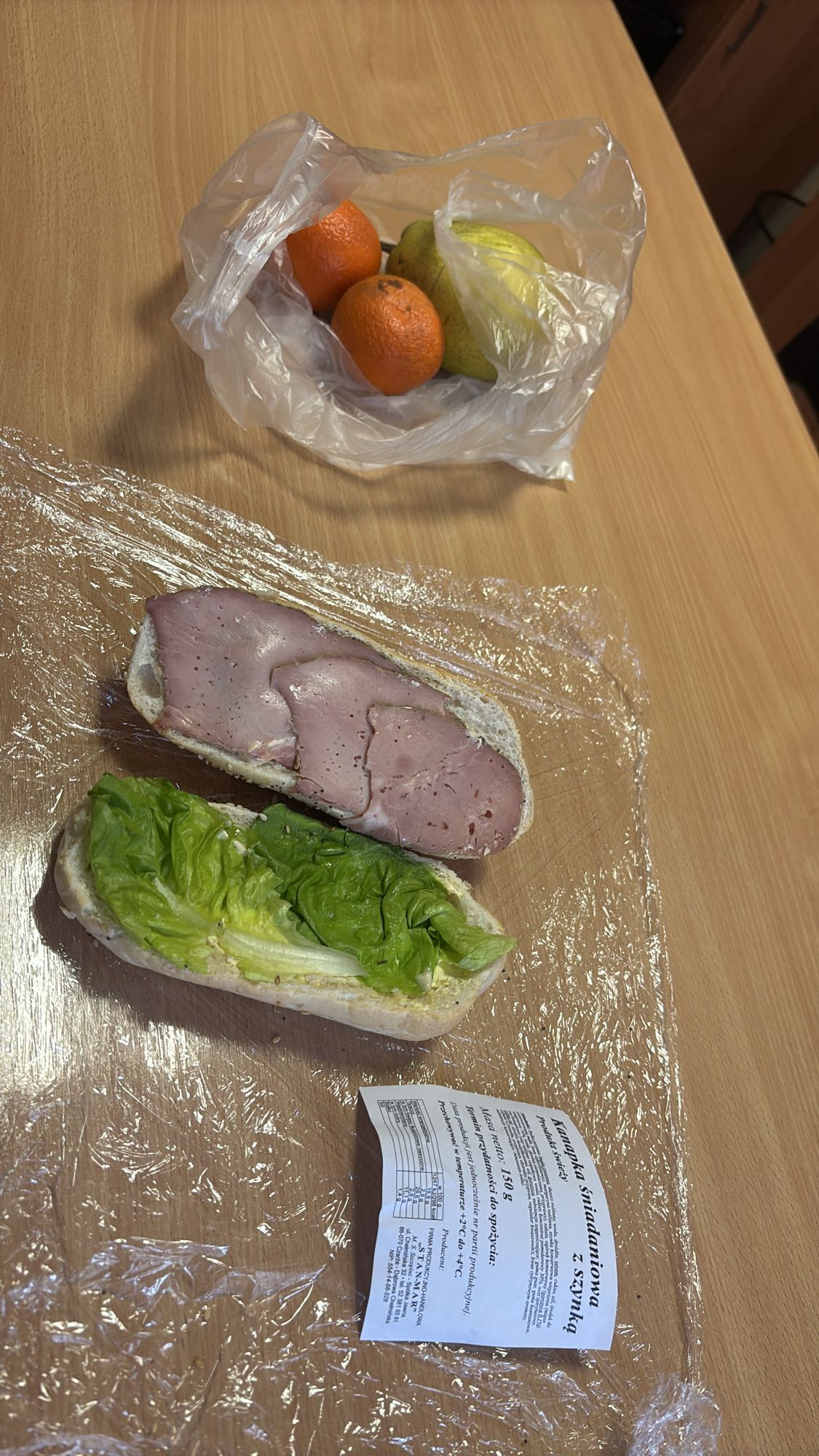 Kanapka z szynką i owocami