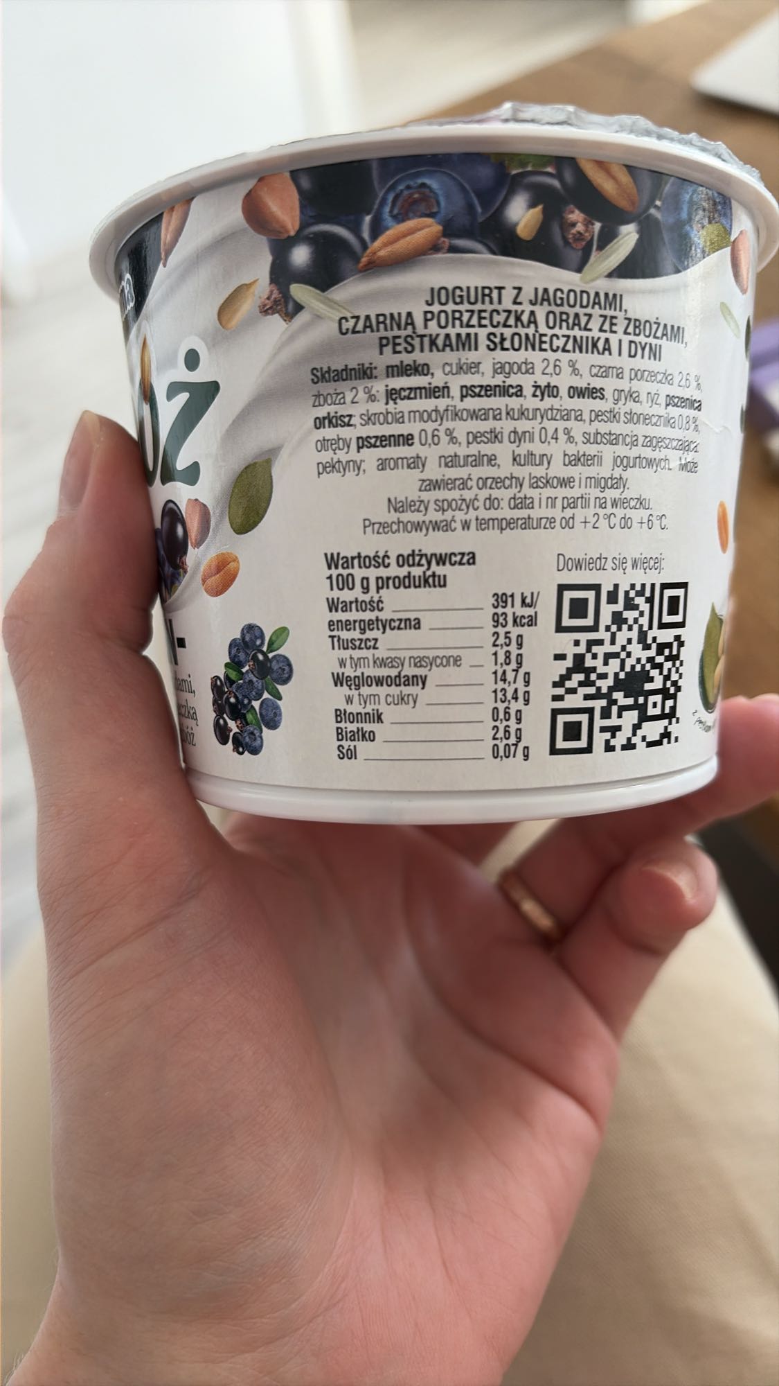 йогурт с ягодами и злаками