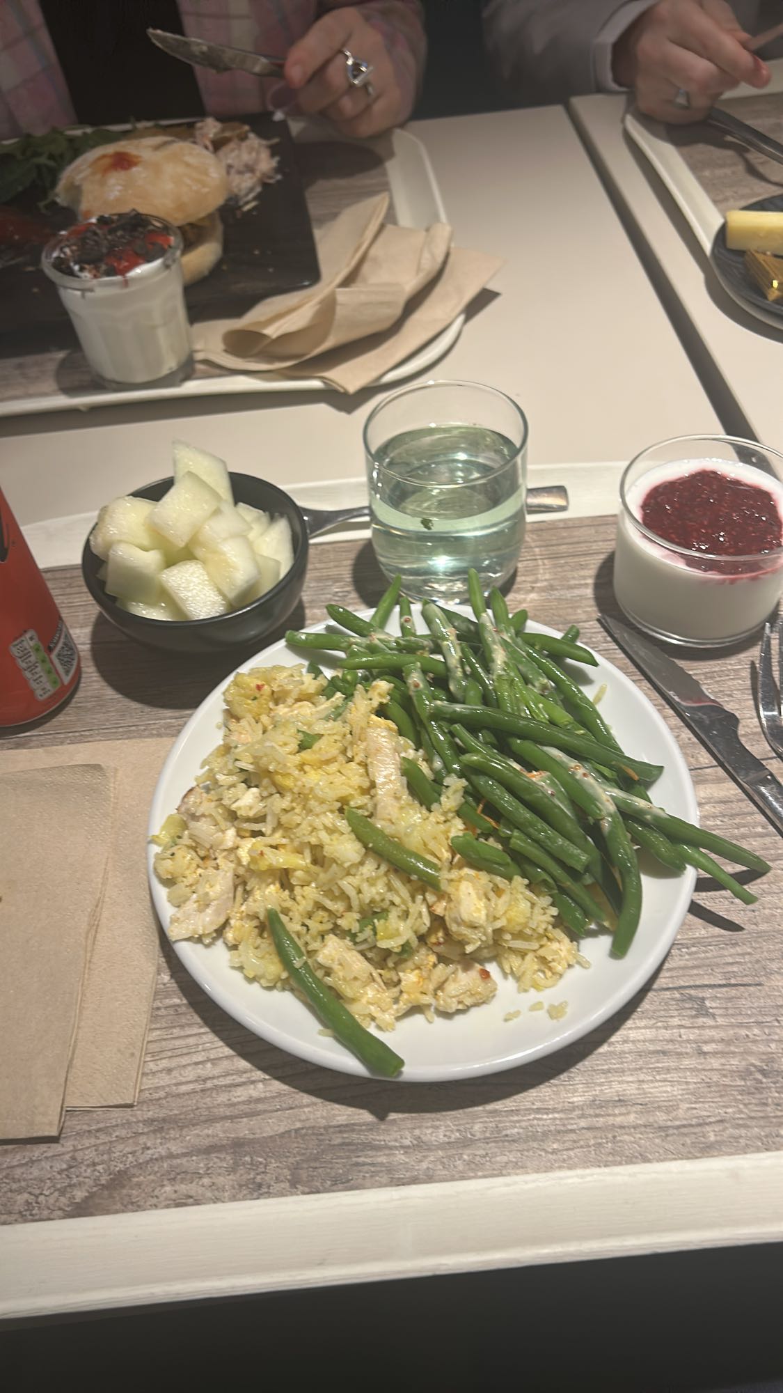 Riz sauté, haricots verts, fruits
