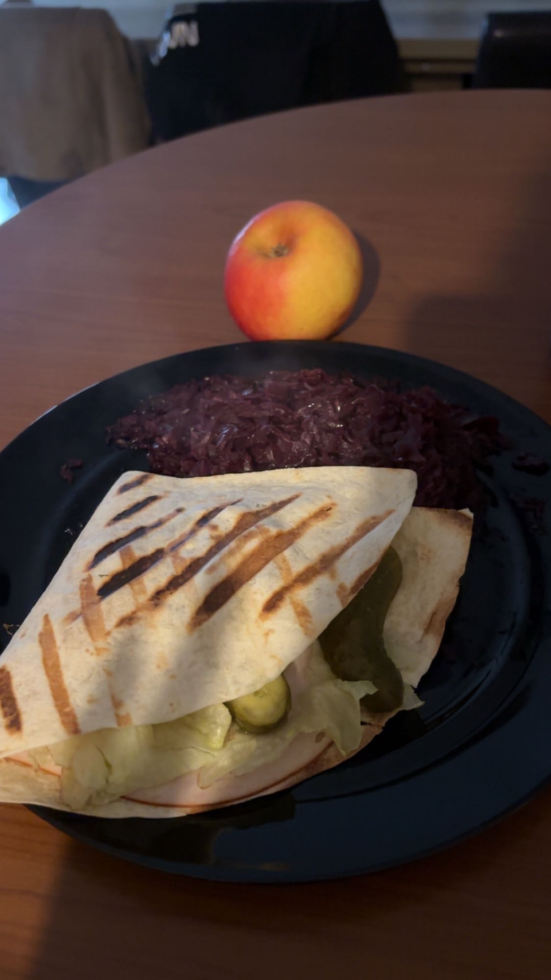 Wrap, chou rouge, pomme