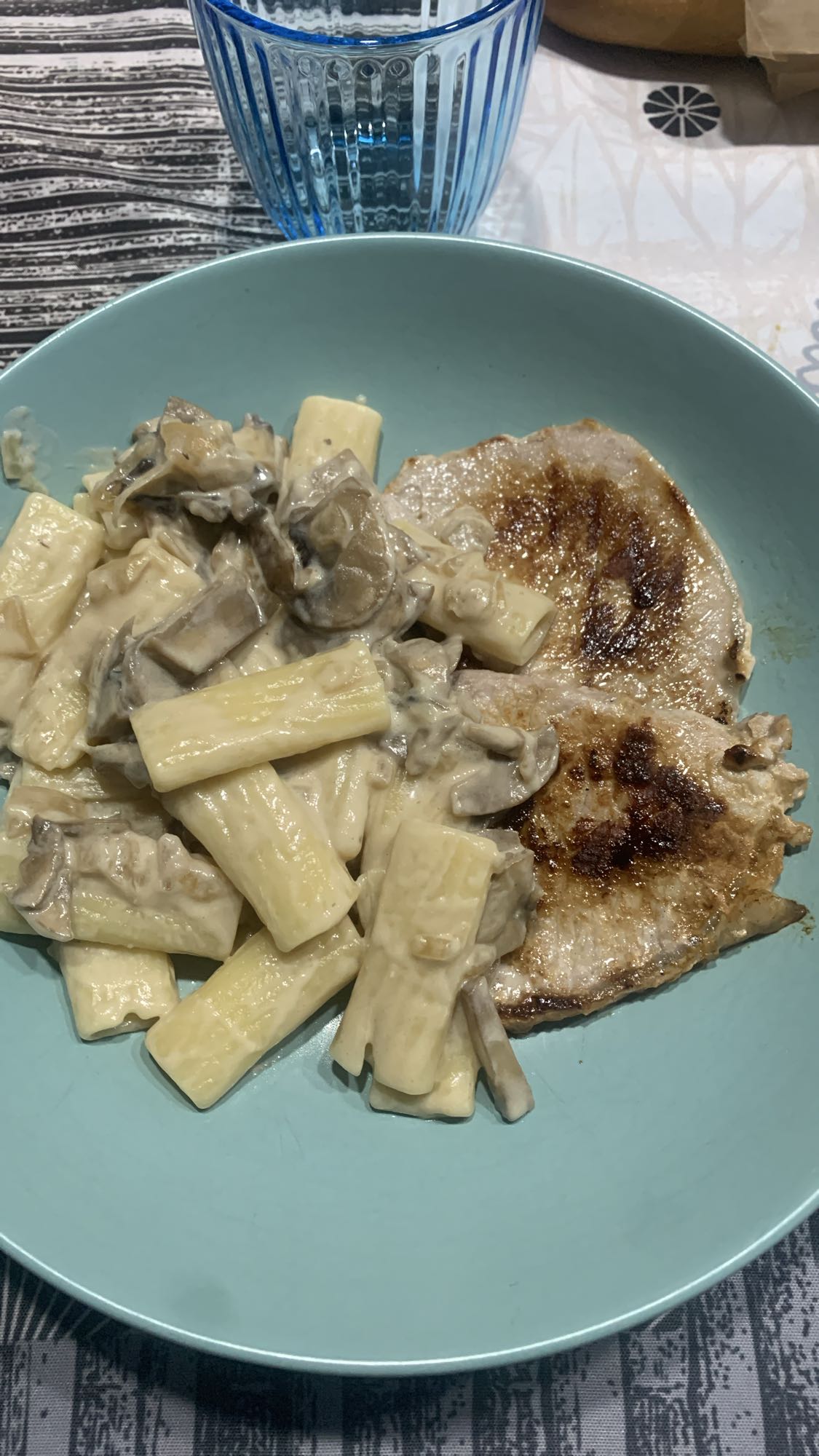 Pasta con cerdo y crema