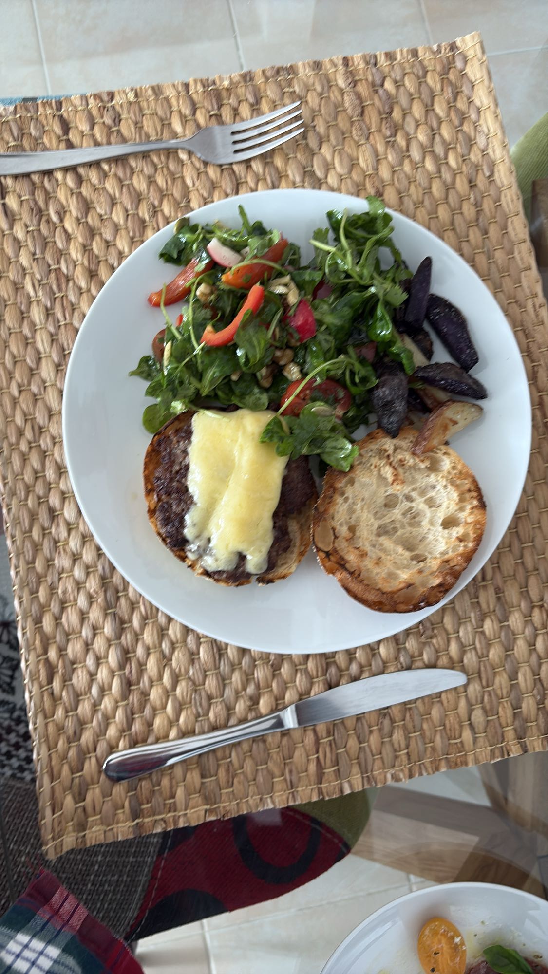 Cheeseburger with salad
