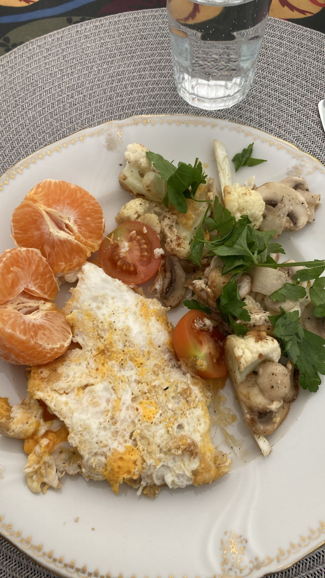 Stekt ägg med grönsaker