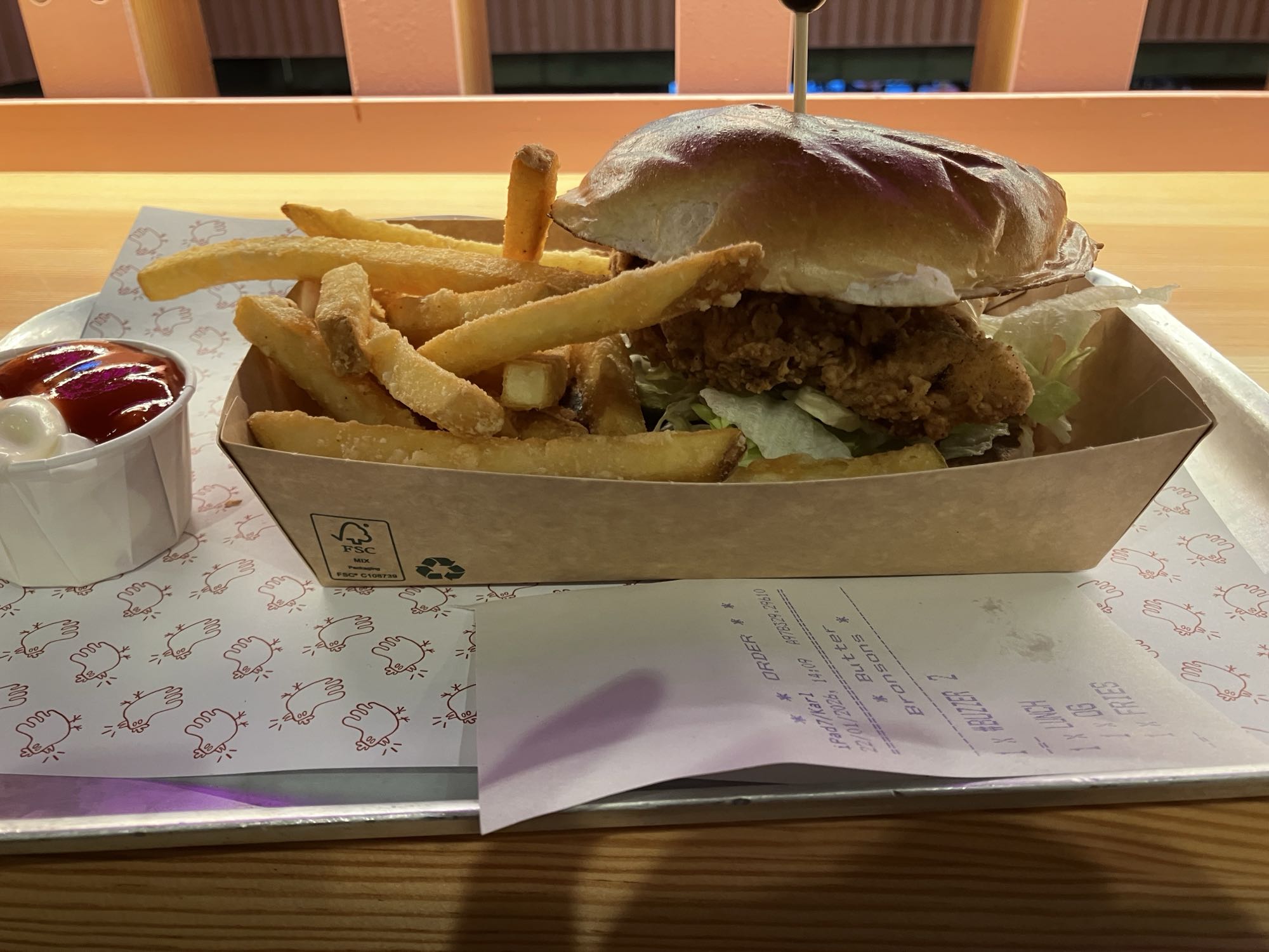 Hambúrguer frango e batatas