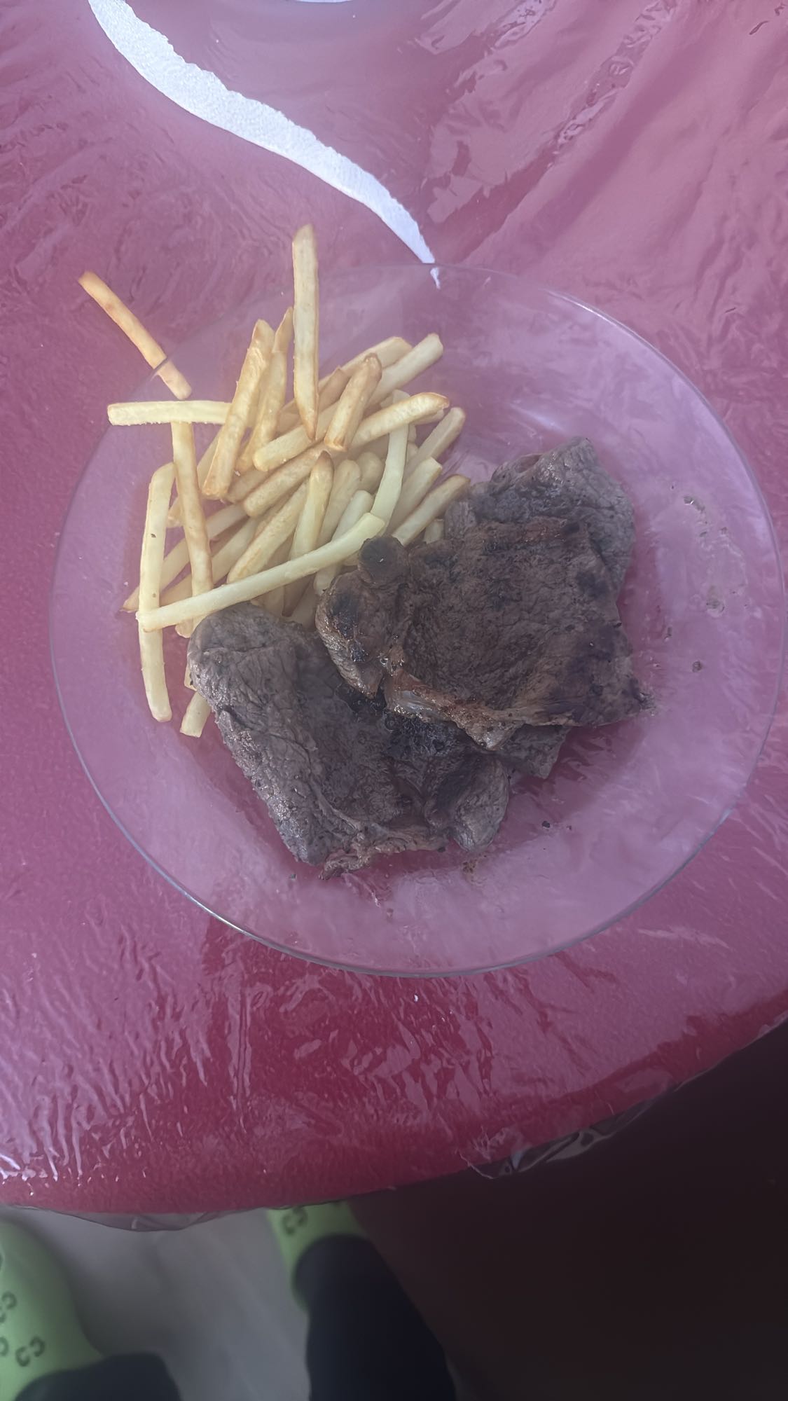 Papas fritas y carne
