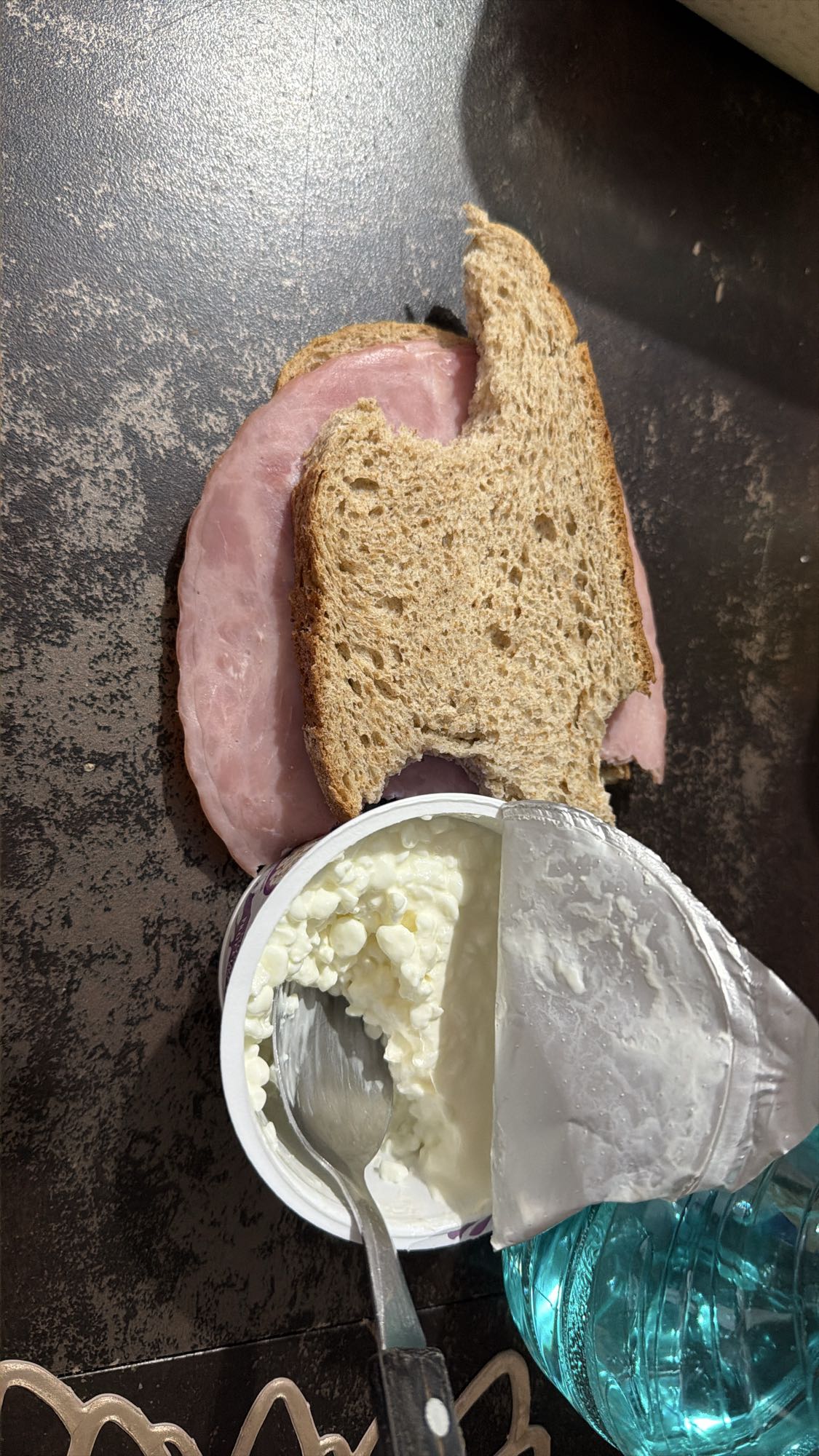 Sandviș cu șuncă și brânză