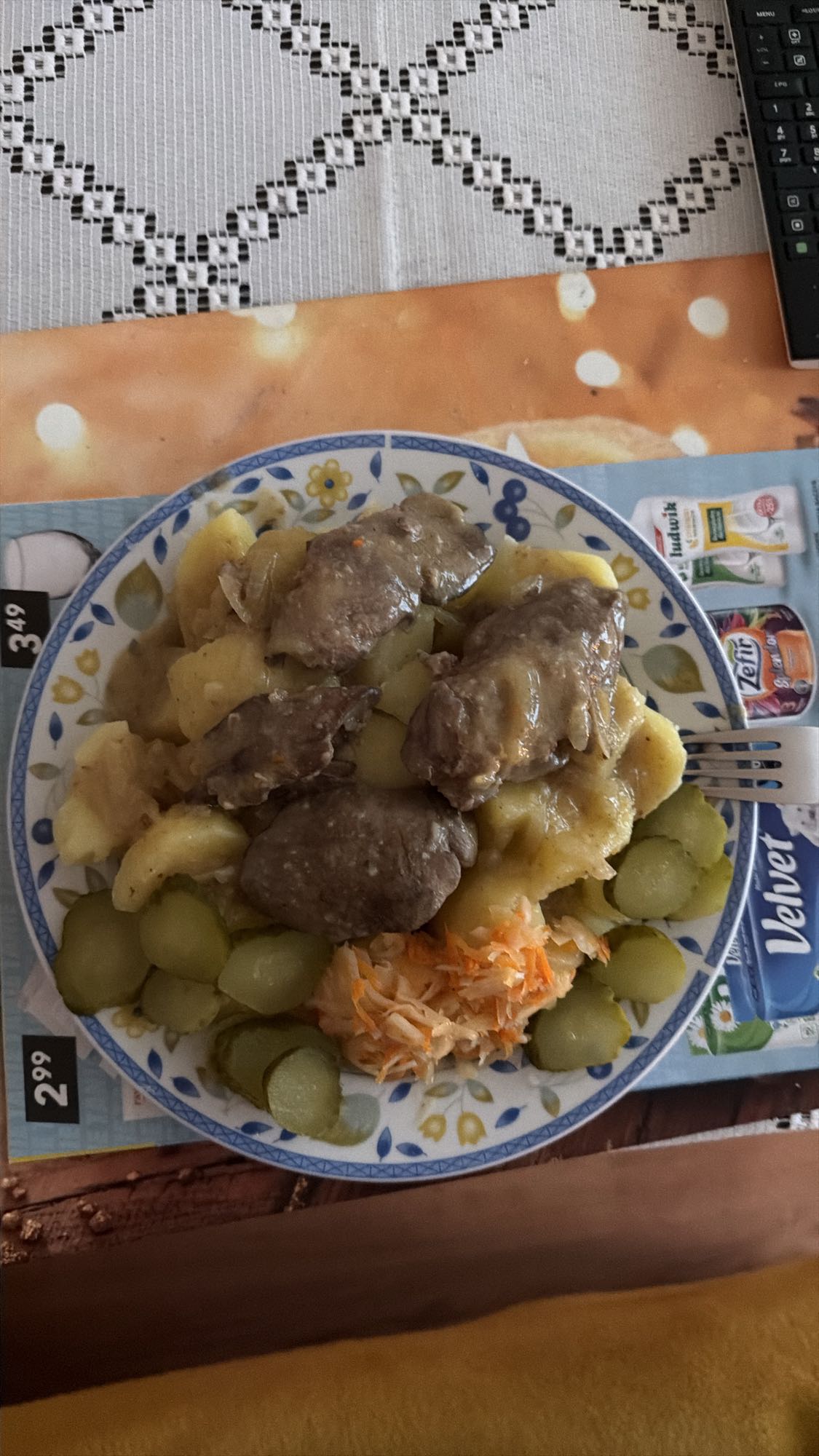 Wątróbka z ziemniakami i surówką