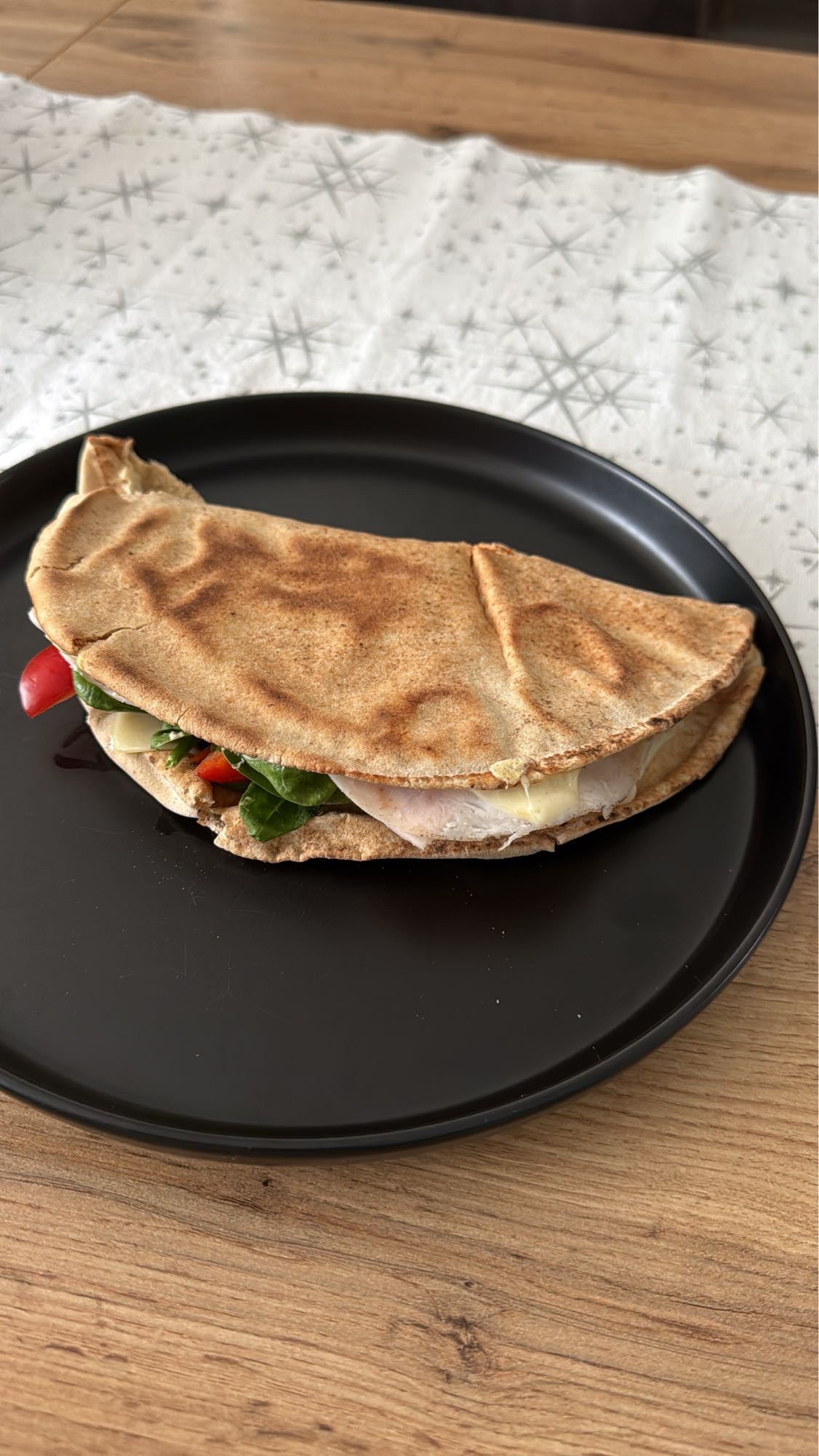 Sandviș cu lipie și curcan