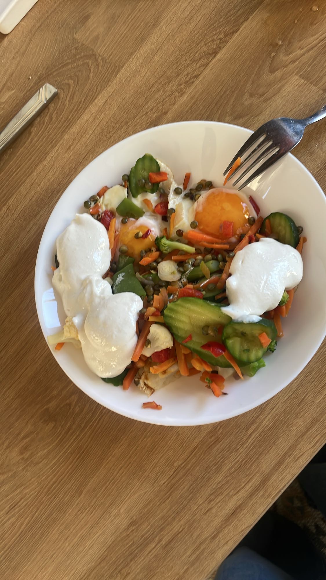 Jajka z warzywami i sosem jogurtowo-tahini