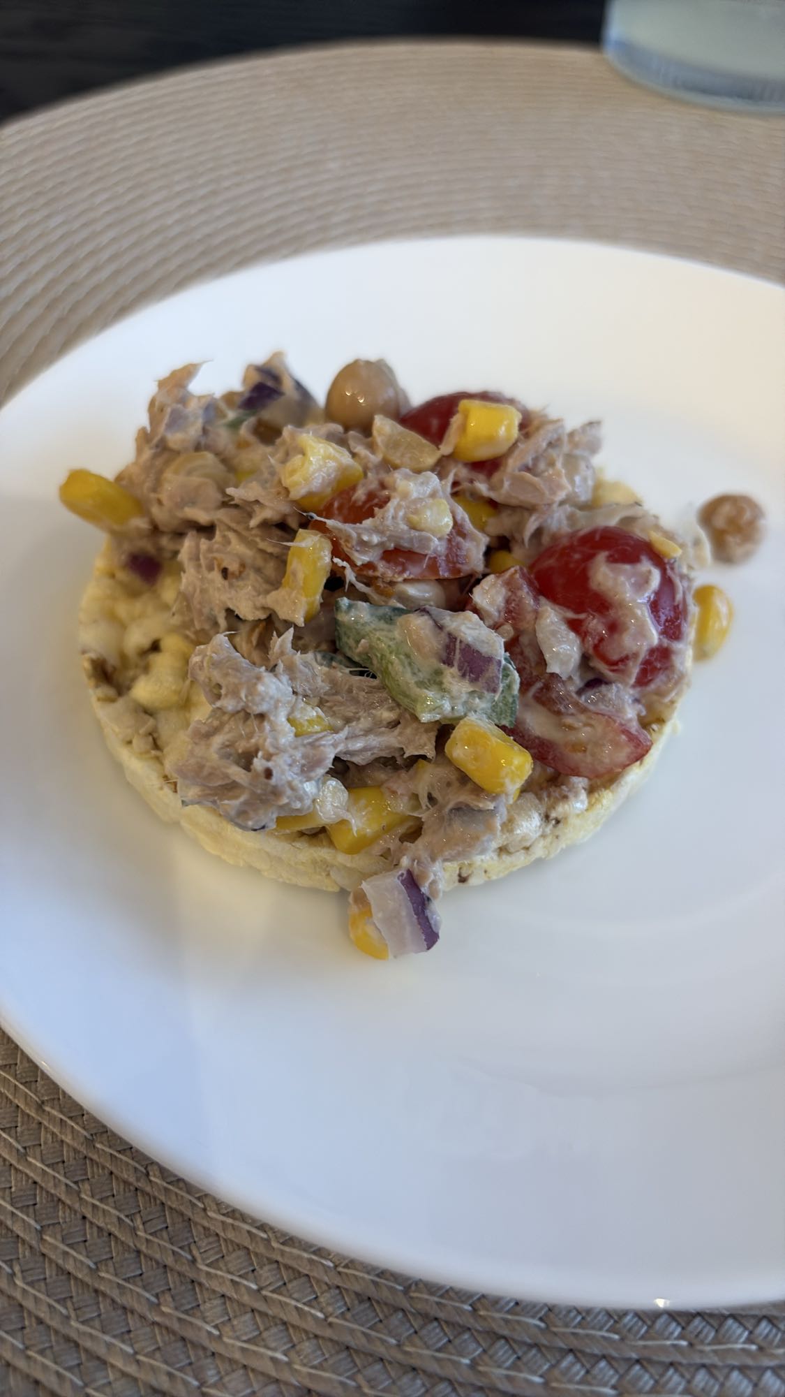 Majskaka med tonfiskröra