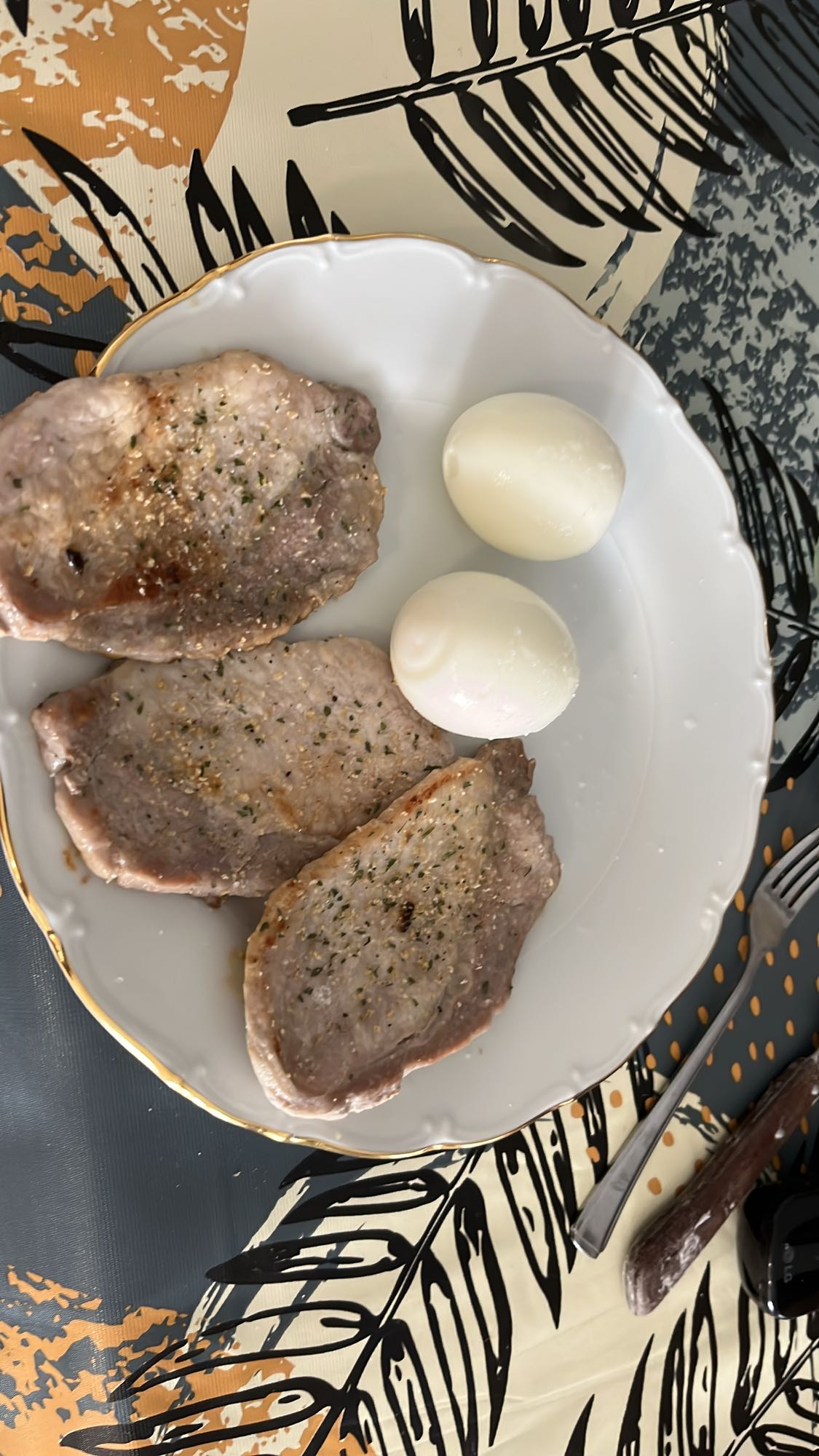 Carne con huevos cocidos